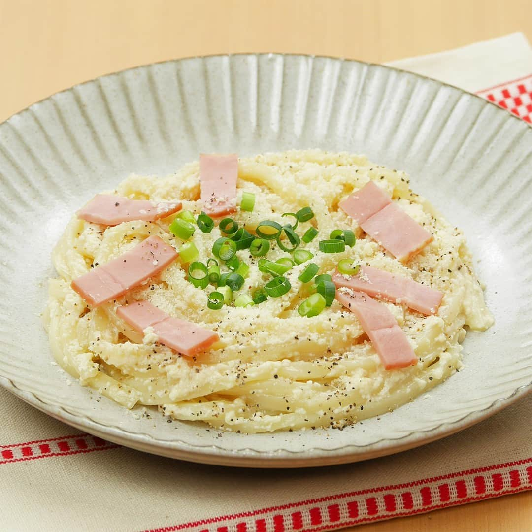 エバラ食品さんのインスタグラム写真 - (エバラ食品Instagram)「食べたいと思った人は🥢で教えてください！ . いつでも役立つ！パパッと簡単麺レシピ . まずは定番の釜玉うどんから紹介♪ゆでうどんでも冷凍うどんでもできますよ⇒ ＜材料 1人分＞ うどん(ゆで) 1玉 卵 1個 エバラプチッとうどん 釜玉うどん 1個 ［お好みの具材］ 小ねぎ(小口切り)、いりごま(白)、かつお節など 適宜 ＜作り方＞ 【1】器に卵を割り入れ、軽く溶きほぐしておきます。 【2】鍋に湯を沸かし、うどんをゆで、水気をしっかりきります。 【3】【1】に【2】を入れて混ぜ合わせ、「プチッとうどん」で和えて、できあがりです。 ※お好みで［具材］をのせてお召しあがりください。 ※冷たいうどんに和えてもおいしく召しあがれます。 ※冷凍うどんの場合、電子レンジで温めても作れます。使用する冷凍うどんに表示されている調理方法を参考にしてください。 . 卵のかわりに絹ごし豆腐を使った新しいカルボナーラです！⇒ ＜材料 1人分＞ うどん(ゆで) 1玉 絹ごし豆腐 1/2丁(約150g) ベーコン(1cm幅に切る) 1枚 粉チーズ 大さじ1 小ねぎ(小口切り) 適量 エバラプチッとうどん 釜玉うどん 1個 黒こしょう(粗挽き) 適宜 ＜作り方＞ 【1】ボウルに水きりした豆腐と「プチッとうどん」を入れ、泡立て器でなめらかになるまでよく混ぜます。 【2】うどんはゆでて水気をしっかりきり、【1】に入れて混ぜ合わせます。 【3】【2】を器に盛り、ベーコン・粉チーズ・小ねぎをのせて、できあがりです。 ※お好みで黒こしょうをふってお召しあがりください。 ※泡立て器がない場合は、豆腐を4～5本の菜箸でかき混ぜてペースト状にしてください。 . 5分で完成！ゆでたうどんにサッとあえるだけ！の明太子うどんです⇒ ＜材料 1人分＞ うどん(ゆで) 1玉 エバラプチッとうどん 明太子うどん 1個 ［お好みの具材］ 刻み海苔、水菜、大葉など 適宜 ＜作り方＞ 【1】鍋に湯を沸かし、うどんをゆで、水気をしっかりきります。 【2】【1】を器に盛り、「プチッとうどん」で和えて、できあがりです。 ※お好みで［具材］をのせてお召しあがりください。 ※冷たいうどんに和えてもおいしく召しあがれます。 ※冷凍うどんの場合、電子レンジで温めても作れます。使用する冷凍うどんに表示されている調理方法を参考にしてください。 . 明太子のうま味とバターの香り♪食欲そそる焼そば、食卓にいかがでしょう⇒ ＜材料 1人分＞ 中華麺(蒸し) 1玉 むきエビ 50g アスパラガス(斜め切り) 2本 しめじ(小房に分ける) 1/4パック エバラプチッとうどん 明太子うどん 1個 バター 10g かいわれ大根、刻み海苔 適宜 ＜作り方＞ 【1】フライパンにバターを熱し、エビ・アスパラガス・しめじを炒めます。 【2】麺を加えてほぐしながら炒め、「プチッとうどん」で味付けして、できあがりです。 ※お好みでかいわれ大根や刻み海苔をのせてお召しあがりください。」9月8日 16時38分 - ebarafoods