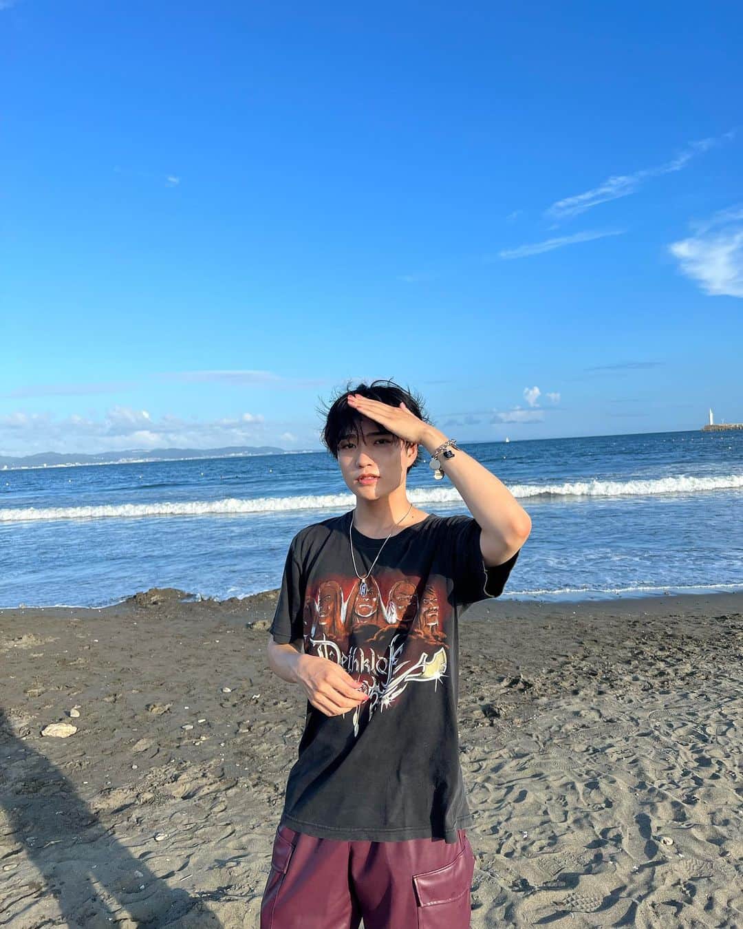 金木朋裕のインスタグラム：「江ノ島到着するも暑すぎて汗でビッチョビチョになり 太陽にやられてボロボロの様子をご覧ください。  七転び八起き。僕の座右の銘です。 ７回転んでも８回目起き上がれば良い。 100回失敗しても101回挑戦すればいい。 諦めなければ本当の意味での失敗ではないから。 大丈夫。きっと上手くいく。 みんなにとっても9月が良い月になりますように。👊  ps.ボロボロすぎて載せるか迷ったけど夏っぽい写真他にないから載せてみた。」