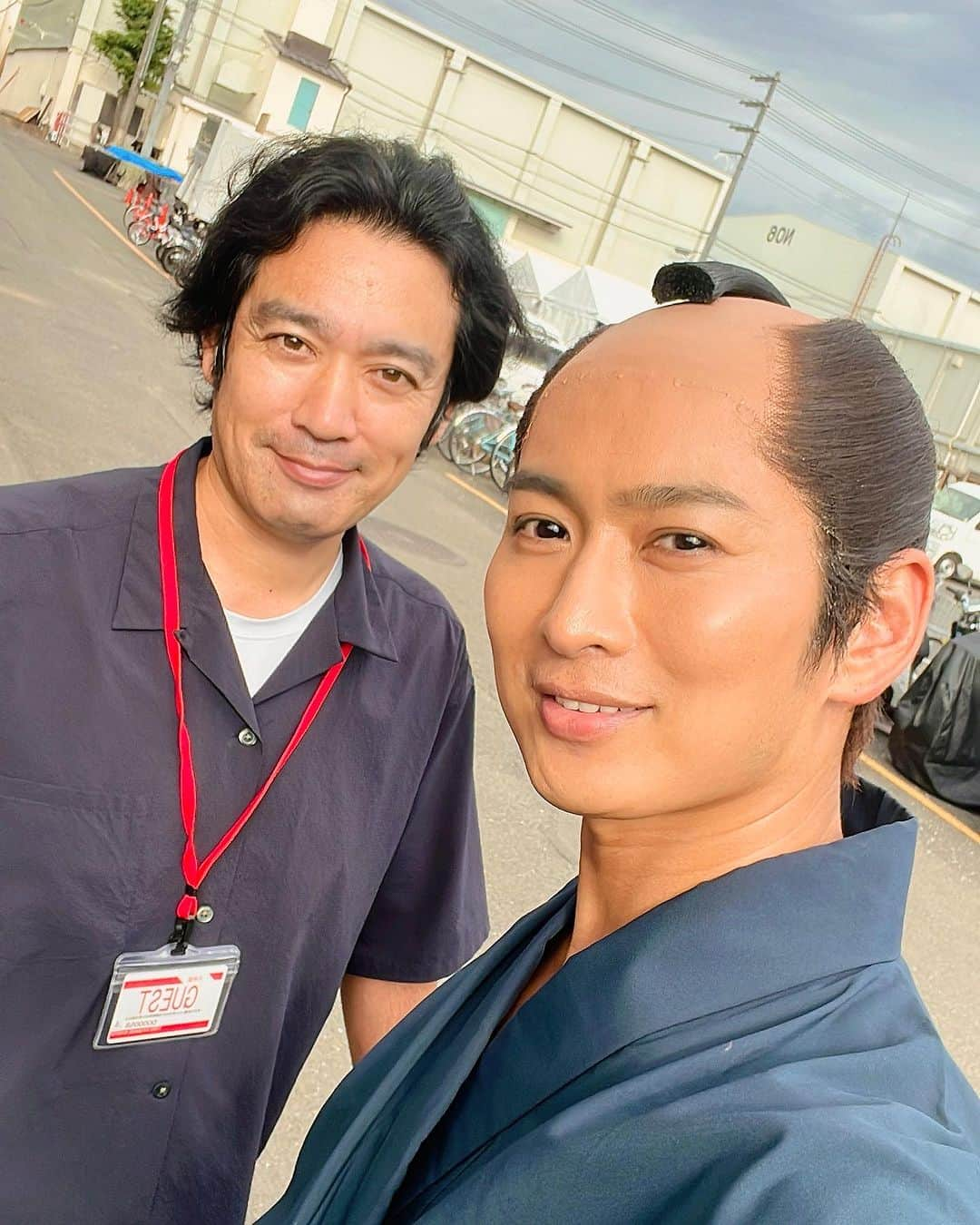 松田悟志さんのインスタグラム写真 - (松田悟志Instagram)「撮影所でばったりお会いしました😊✨ ほんとに驚いたけどすごく嬉しかったです✨✨✨  #柴﨑監督　 #仮面ライダー龍騎　 #仮面ライダーガッチャード」9月8日 16時42分 - matsuda_satoshi1216