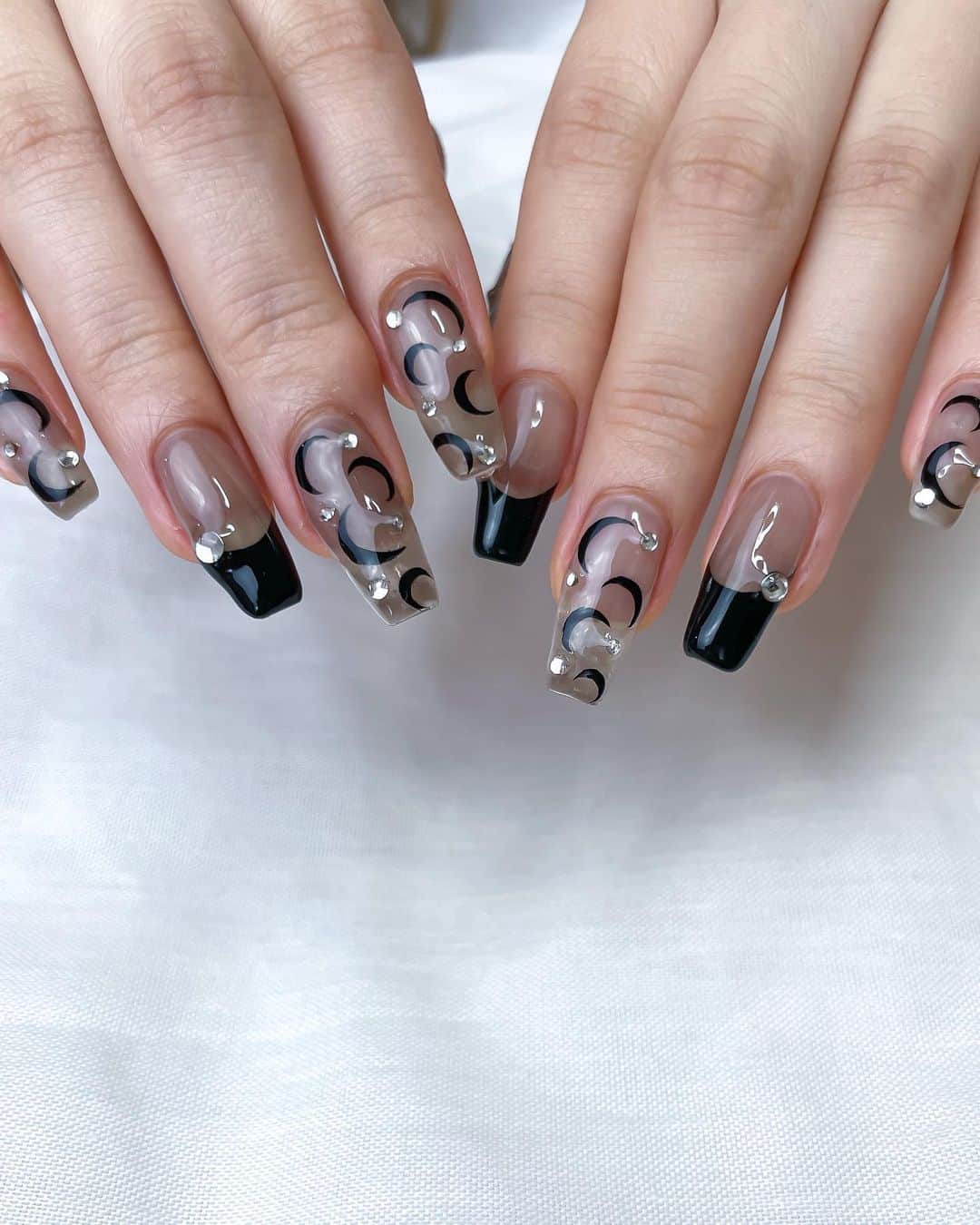 のインスタグラム：「◾︎◼︎◾︎◼︎ 月がいっぱい マリーンセル風nail☽☽ ⌇ ⌇  ギャル全開☺️🫶🏼 ⌇ ⌇ ⁡ いつもご来店頂きありがとうございます🤍🖤 ⁡ ⁡ ⁡ ⌇ ⌇ ⌇ ⌇ ⌇ ⁡ ⁡ ⁡ ⁡ ⁡ −–−–−–−–−–−–−–− ⁡ #nailart#gelnail#ネイルアート#アートネイル#手描きネイル#ジェルネイル#アート#個性派ネイル#癖ネイル#福岡ネイル#美甲#美甲師#네일#네일아트#ネイルサロン#福岡ネイルサロン#モノトーンネイル」