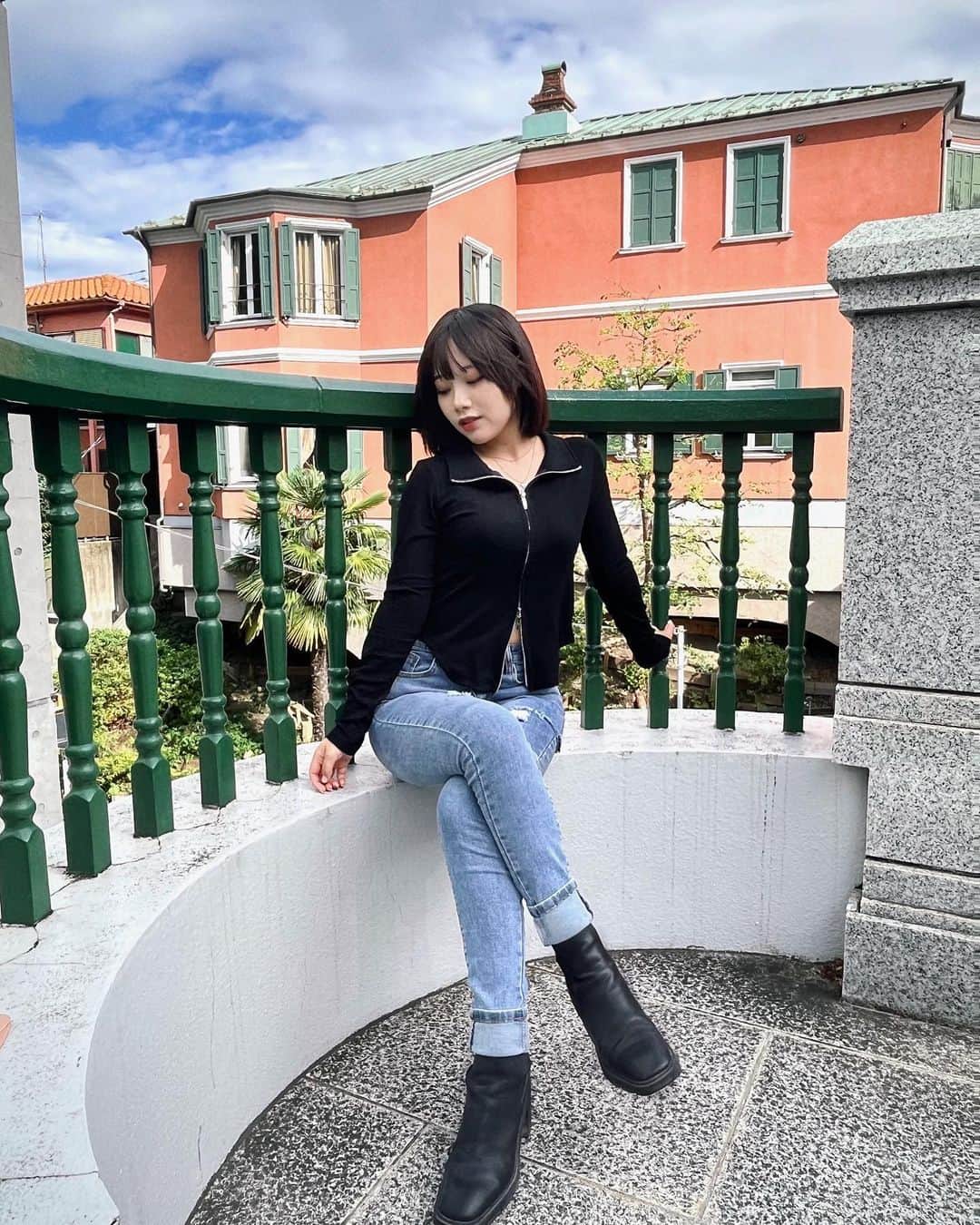 MAJUのインスタグラム：「. 長い間ガーリー系統が多かったんだけど 最近コロコロ変わってる🫧  みんなはどんな系統がタイプ？？」