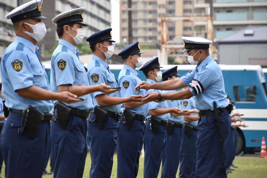 大阪府警察のインスタグラム：「【初志貫徹】 警察官に拝命された時から、絶えず行い続けてきた装備品の点検。 点検の度、初心にかえる。  #大阪府警察公式 #大阪府警察 #大阪府警 #府警 #警察 #警察官 #おまわりさん #初志貫徹 #装備品 #警察手帳 #点検 #第46回広報用写真コンクール #応募作品 #府民を守る」