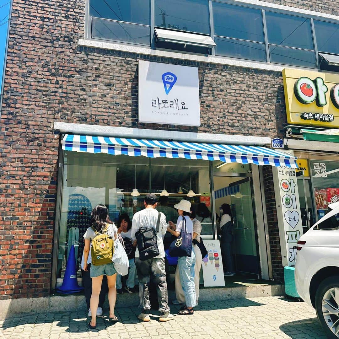 とぎもちさんのインスタグラム写真 - (とぎもちInstagram)「. 【ソクチョ 🇰🇷 속초】  韓国の観光地として人気の ソクチョ（속초）に旅行🏝️💕  ジェラートの人気店 ラトレヨ（라또래요）🍨  地元産の食材をふんだんに使ったジェラート💕🏝️  一口食べて分かった 美味しいジェラート🍨😍  持ち帰りで大きなパックテイクアウトして みんなでホテルで食べた😆💓💓  #ラトレヨ #ソクチョジェラート #ソクチョ #束草 #束草旅行 #ソクチョ旅行 #韓国 #韓国旅行 #束草グルメ #ソクチョグルメ #韓国グルメ #라또래요 #라또래요젤라또 #속초 #속초여행 #속초맛집 #とぎもちラトレヨ #とぎもちジェラート #とぎもちアイス #とぎもちソクチョ #とぎもち束草」9月8日 16時58分 - togistagram