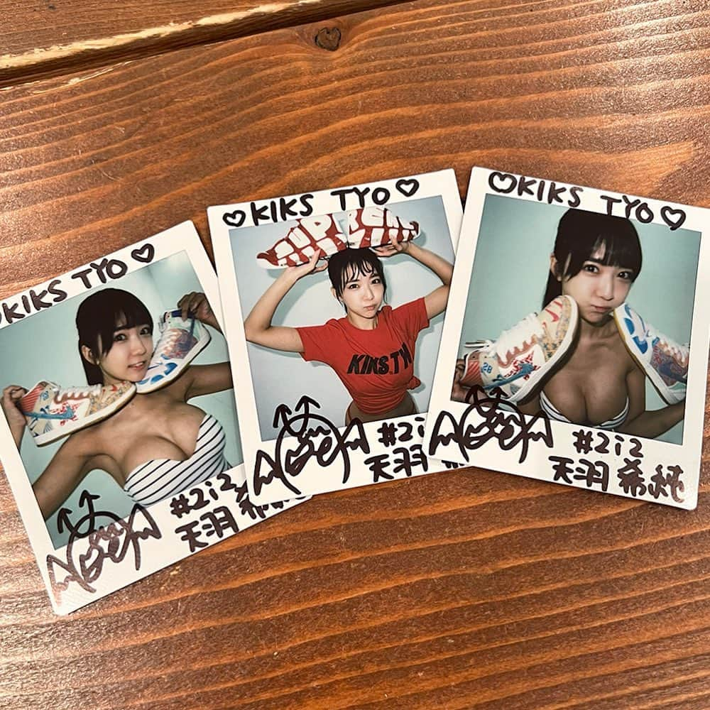 KIKSTYOさんのインスタグラム写真 - (KIKSTYOInstagram)「. 締め切りは9/10日曜日までなのでお忘れなく!!! 皆様お待ちかねの年に一度の”週刊プレイボーイ"とのトリプルコラボレーション企画!!!  今回のモデルには、天羽希純さんを起用。 8月12日生まれ。東京都出身。　 趣味: 銭湯巡り・マッサージ 特技：くねくねボイス・Twitterの更新音のモノマネ・ずっと寝る事  2020年アイドルグループ「#2i2（ニーニ）」としてデビュー。 デビューから数々の雑誌掲載を果たすも、持病の関係で仕事を制限している期間があり昨年から活動を再開。 SNSでは万バズを連発し、トレンド入りするなど今話題のアイドルとして、今後の活躍にも大注目！  9/28(木)には「#2i2 Zepp Shinjuku Full band set ONEMAN LIVE」開催。 グループ初となるフルバンドセットでのワンマンライブを開催予定！  抽選で3名様にサイン入りチェキをプレゼント致します。先着順ではありませんので、ご了承下さい。 注）こちらの商品は予約商品となっております。 注）予約商品のため、注文後のキャンセルはお断りさせて頂きます。  注）画像はサンプルです。インクジェットプリントの為、実際とは若干異なる場合がございます。 受注期間 2023年9月1日(金)～2023年9月10日(日)までとなります。 発送は2023年9月末予定となります。 予約商品のため、到着日のご指定は頂けません。 . PRE-ORDER ENDS SUUNDAY! Shop new KIKS TYO x KISUMI AMAU x WEEKLY PLAYBOY JAPAN Magazine (aka SHUPURE) tees now at kikstyo.com (Japan) and kikstyoshop.com (International).  Pre-order ends Sunday, September 10th, 2023 or while supplies last.  Buy these pre-order tees for a chance to win 1 of 5 autographed "Cheki" photos from KISUMI AMAU. Get 1 entry per purchase. Winners will get an exclusive autographed photo with order. Shop Now! . #kikstyo #kiksgirls #shupure #週刊プレイボーイ #グラビア #amaukisumi #天羽希純 #2i2 #logotee #moreuptempo #supreme #sb #dunk #sbzoomdunkhigh #whatthedunk #thomascampbell」9月8日 16時51分 - kikstyo