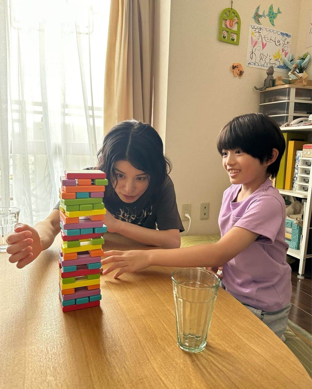 彼女たちの犯罪のインスタグラム：「. ／ #彼女たちの日常🕊️ ＼  大輔(#高木波瑠)たちと 一緒に暮らしていた翠(#さとうほなみ)  一緒のシーンが多い二人は 合間もゲームをしたり、いつも楽しそうです☺️  「#彼女たちの犯罪」 #TVer にて、1〜3話・最新話配信中🎊 プロフィール欄のリンクからチェックお願いします！  #深川麻衣 #前田敦子 #石井杏奈 #毎熊克哉 #さとうほなみ #野間口徹」