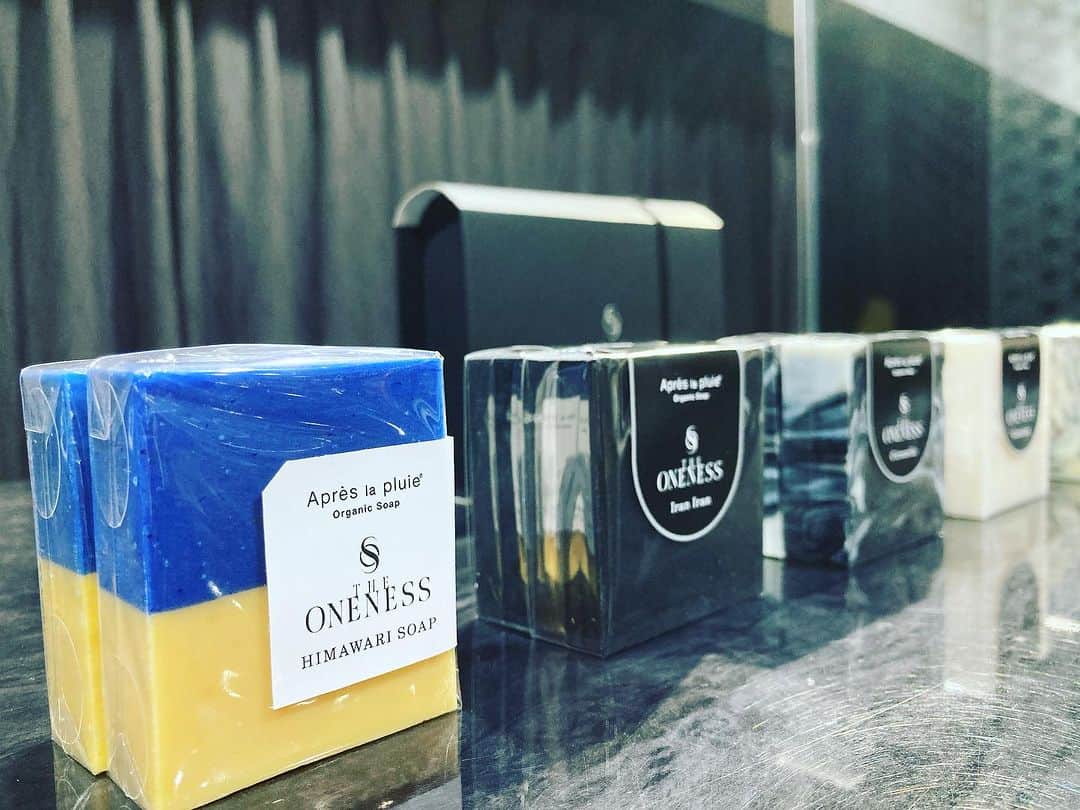宇田川大輔のインスタグラム：「. THE ONENESS 4th COLLECTION 店頭受注会 at ESPミュージアム  9月8日（金）、9日（土）、10日（日）  THE ONENESS SOAP、ウクライナ難民支援チャリティ石けん「HIMAWARI Soap 」も展示しております。 ご来場お待ちしています！  ▼開催場所 ESP Museum（東京都渋谷区神南1-20-16高山ランドビル3F）  ▼THE ONENESS OFFICIAL WEBSITE https://the-oneness.jp  ÷÷÷÷÷÷÷÷÷÷÷÷÷÷÷÷÷÷÷÷÷÷÷÷÷÷÷÷÷÷÷÷÷  4th Collection 2023WINTER&2024SPRING tenbo x THE ONENESS  今シーズンTHE ONENESS新作にて tenboとのコラボレーション EDENのTHE ONENESSバージョンを発表致します。  EDEN SUGIZO x tenbo x JIM-NETの共同作業より誕生したEDEN。 イラク、シリア内外での紛争の中 未来ある子どもたちの笑顔が奪われています。 厳しい境遇でありながらも 命に限りがあっても 小児がんと闘う子どもたちは 彩り豊かなアートの数々を生み出します。 その子どもたちの描いたアートをパッケージにし JIM-NETがチョコ募金を展開。 そのパッケージをtenboがコラージュし EDENが誕生しました。  EDEN THE ONENESSバージョン 今シーズンTHE ONENESSでは SUGIZOの思いを添えた 力強い黒のEDENを制作、発表、展開致します。 そのEDENを通して 子どもたちの思いを受けとめていただけたら幸いです。  ▼tenbo https://www.tenbo.tokyo/eden  ▼JIM-NET https://www.jim-net.org/2021/10/05/7283/  ▼THE ONENESS OFFICIAL WEBSITE  https://the-oneness.jp  #THEONENESS #SUGIZO #sustainablefashion #ethicalfashion」