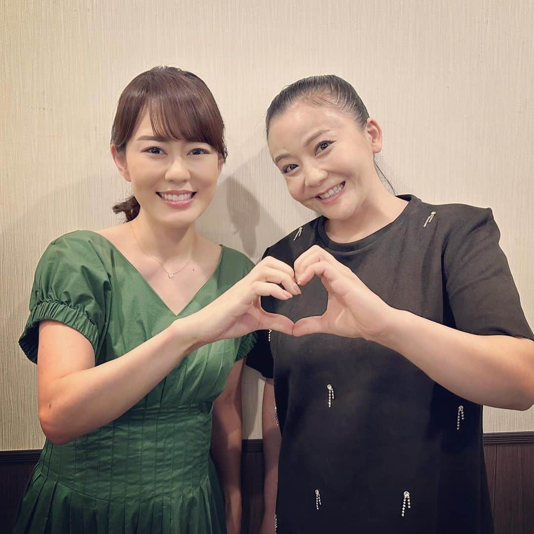 丘みどりのインスタグラム：「27時間テレビの鬼レンチャン以来の再会ができました♡ おもわずハグしちゃいました🍀  #華原朋美  さん#丘みどり#黒フェス #鬼レンチャン」