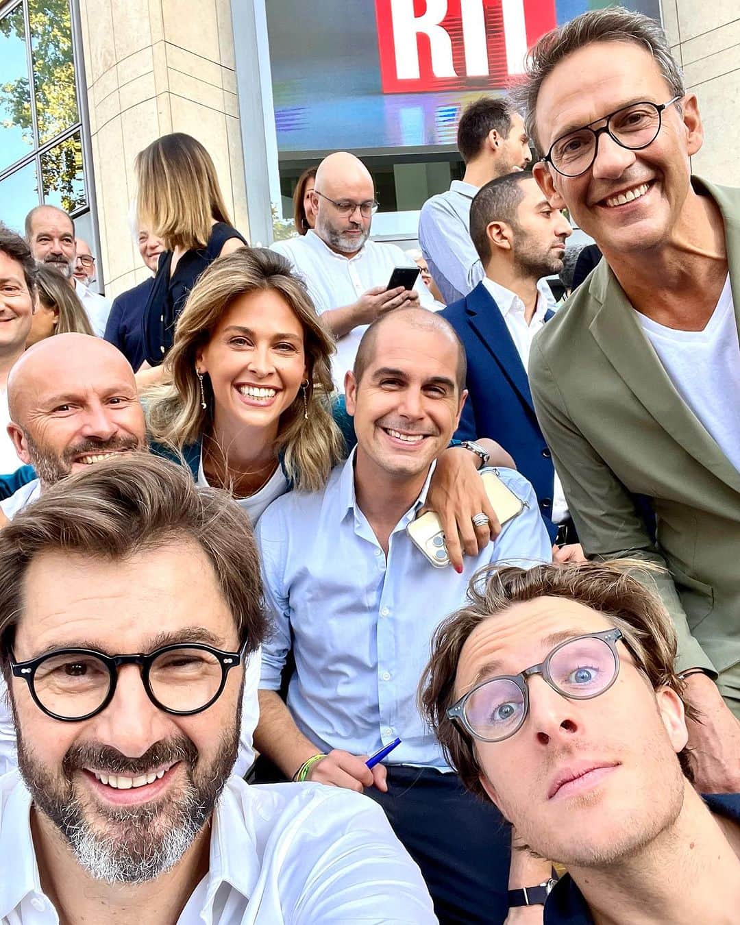 オフェーリ・ムニエのインスタグラム：「Rentrée des élèves RTL 🎙️📻😊 #photodeclasse #rtl #saison2324 @ericjeanjean_officiel @julsellier @cyprien.cini @jujucourbet @stephane.carpentier.officiel」