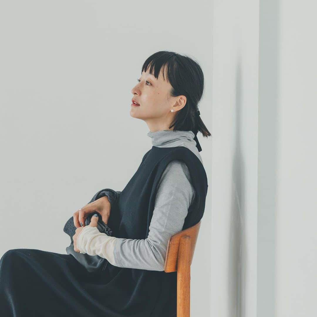 オブレクトのインスタグラム：「Miyako Takayama × oblekt 秋の新作、本日発売開始！  9/8（FRI）本日発売 ✔︎LIMONTAボリュームスカート ✔︎オケージョンジャケット ✔︎ハイネックレイヤードロンT  高山都 × oblekt 大人気のオケージョンオールインワンと同じ素材のジャケットも発売開始しました🌿✨    【 季節を揺蕩う。服をまとう。】をテーマに、 組み合わせ次第で移ろう季節をまるごと楽しむ装いを提案しています🍁   ときに上品に、ときに静謐に、ときに軽やかに。 大人が愉しむ秋の始まり。。  都さんのこだわりが沢山詰まっています 。  詳しくはoblekt 公式オンラインストアをご覧ください✨    9/22発売もお楽しみに✨ ✔︎衿つきニットカーデ ✔︎ドッキングワンピース   詳しくは特設ページをご覧ください✨  #oblekt #オブレクト #高山都 #miyakotakayama」