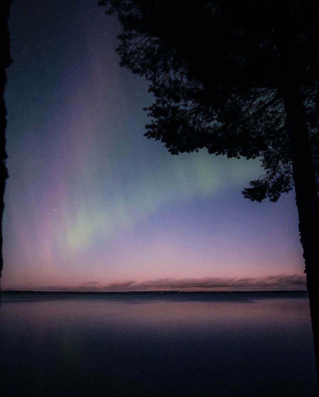 フィンランド政府観光局のインスタグラム：「オーロラの舞う夜。 ． 📸 @astrokontti  Kiitos! 🙏  #visitfinland #ourfinland #visitfinlandjp #finland #北欧旅行 #travelgram #フィンランド #フィンランド政府観光局 #北欧 #travel #instatravel #travel #travelgram #travelling #traveler #旅したくなるフォト #旅行 #旅 #海外旅行 #travelphotography #旅行大好き #旅行好き #旅スタグラム #旅好き #ヨーロッパ旅行 #旅に出たい #トラベル #オーロラ」