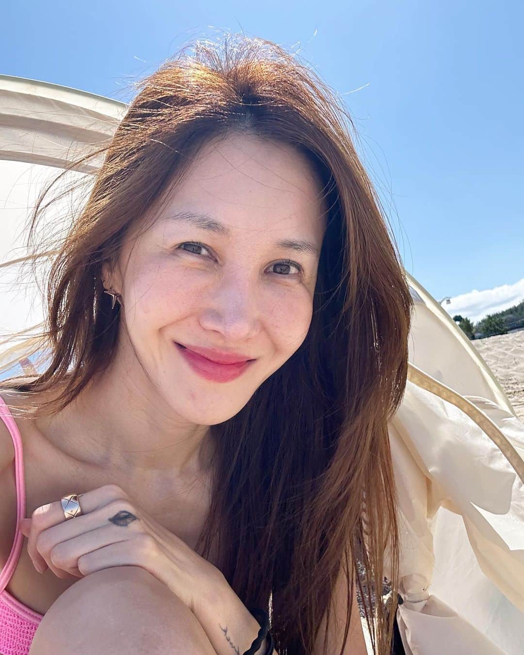 ユン・ヘジンのインスタグラム：「셀카 한장을 위한 노력과 과정... 유네지니표 자연산 #기미 #팔자주름 #광고 #ad」
