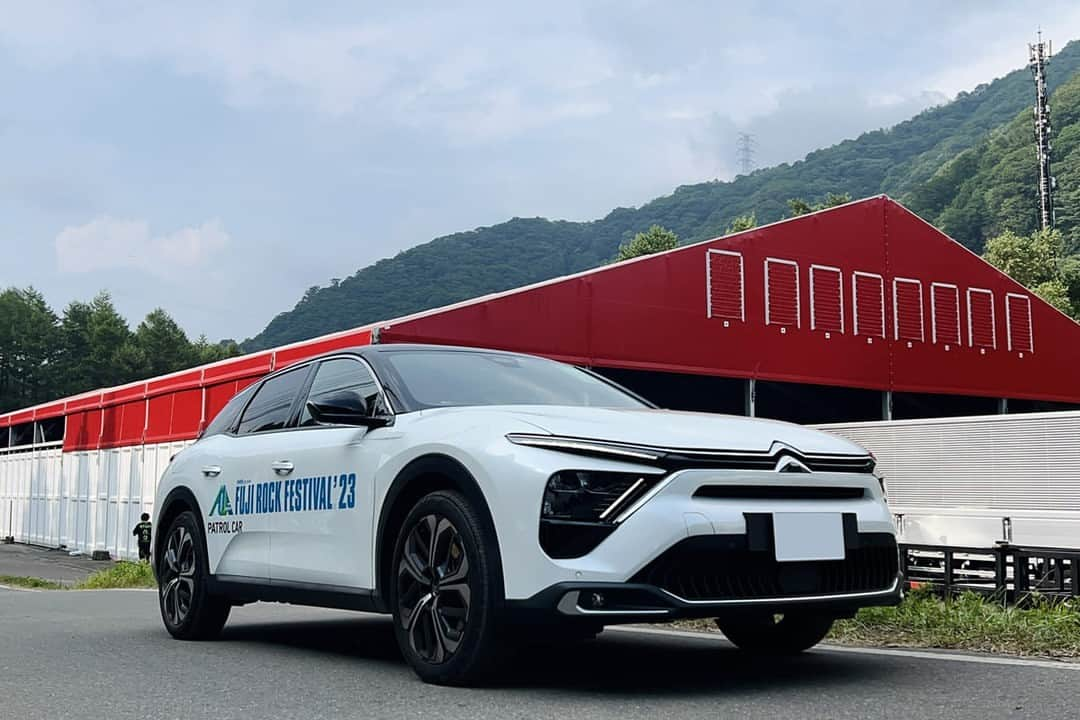 CITROEN JP Officialさんのインスタグラム写真 - (CITROEN JP OfficialInstagram)「“いつものフジロック”がカムバック！ CITROËNのブース出店&パトロールカーなど、現地の様子をレポート。  4年ぶりに通常開催されたフジロック’23は、のべ11万4千人の動員。 シトロエンブーズでは、人気のベルランゴをアウトドアを楽しむギアや道具もあわせて展示。 また、アンケートに答えると、シトロエン×＜フジロック＞のオリジナルデザインのサコッシュをプレゼント。 お子様連れの方へはオリジナルTシャツも配布いたしました。  今年は、イベントの不慮のアクシデントに備え、全5車種がパトロールカーとして、来場者たちを３日間サポートさせていただきました。  詳しくは、「Avec CITROËN 」サイト内ページにて、掲載させていただきます。  #シトロエン #ベルランゴ #フジロック #FUJIROCK」9月8日 17時00分 - citroen_jp