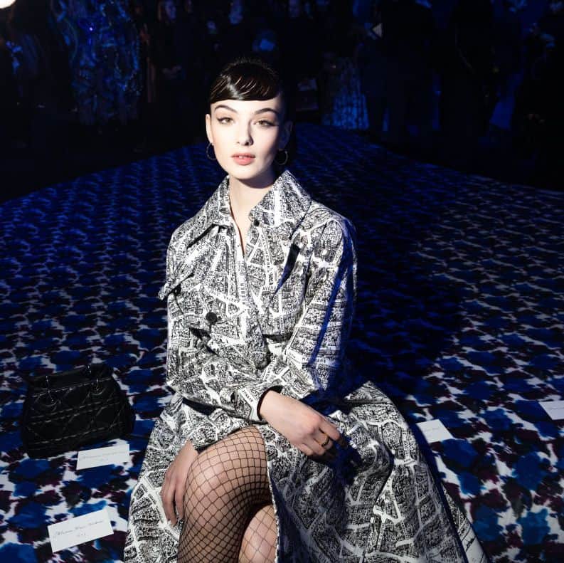 のインスタグラム：「大物二世セレブ、ディーヴァ・カッセルの上品＆エレガントなドレスアップをお届け✨  イタリア・ローマ生まれ、モニカ・ベルッチとヴァンサン・カッセルという2人の有名な俳優の娘である #ディーヴァカッセル。10代ながらも既にディオール、カルティエ、ドルチェ＆ガッバーナといったブランドのアンバサアダーを務め、ファッション業界で注目の存在の彼女のこれまでのドレスアップをフィーチャーします。  写真は、パリの地図がモチーフになった #ディオール のプリントドレス。端正な顔立ちを引き立てる、上品なメイクもお手本に✨  もっと見たい方は #25ansウエディングデジタル をチェック！ 👉「大物２世セレブ、ディーヴァ・カッセルの美オーラあふれるドレスアップ」  Photo : Getty Images  #25ansウエディング #25answedding #25ans #ウエディング #ブライダル #ドレス #ウエディングドレス #パーティドレス #devacassel #dior #セレブ #プレ花嫁 #花嫁 #結婚 #結婚式 #挙式」