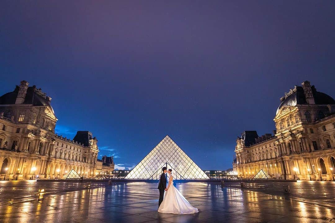 ラヴィ•ファクトリーさんのインスタグラム写真 - (ラヴィ•ファクトリーInstagram)「【写真で叶える結婚式】 . 憧れの方も多い  フランスのパリでの前撮り🇫🇷 ライトアップされたナイトフォトは ロマンチックで幻想的な雰囲気に...🤍  . —————— Photographer: @s.a.o.r.i_photography AREA:FRANCE,PARIS —————— @laviefactoryをフォローして #laviefactory #ラヴィファクトリー のハッシュタグをつけて お写真を投稿してみてくださいね✳︎ . こちらの公式IG（@laviefactory） で取り上げさせていただきます✨ . 思わず笑顔になれるハートのある 「家族写真」はラヴィクルール* >>>@laviecouleur_official . #wedding #weddingphotography #photo #ハートのある写真 #instawedding #結婚写真 #ウェディング #ウェディングフォト #撮影指示書 #ロケーションフォト #前撮り #写真好きな人と繋がりたい #フォトウェディング #卒花 #後撮り #ウェディングニュース #前撮り小物 #前撮りフォト #前撮りアイテム #ウェディング撮影 #撮影構図 #前撮りアイディア #撮影指示書 #花嫁コーディネート #花嫁コーデ #洋装ロケフォト #フランス前撮り #パリ前撮り」9月8日 17時00分 - laviefactory