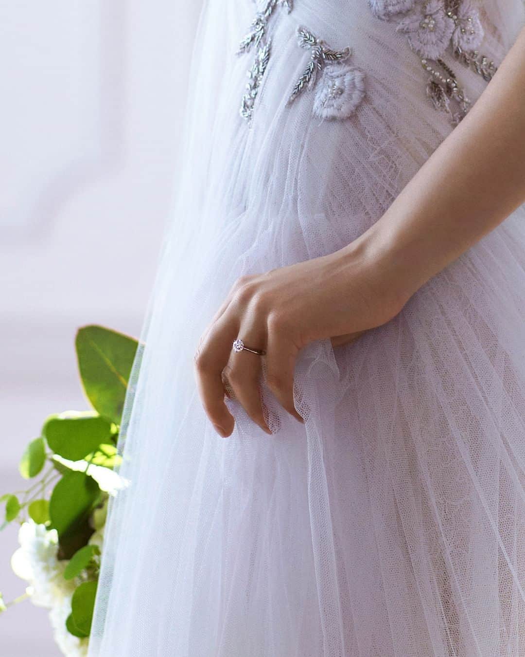 ラザール ダイヤモンド ブティック公式 | 婚約・結婚指輪のインスタグラム：「時を超えて世界中の花嫁から愛されている NY発 ラザール ダイヤモンド。 9/8 NYの日にちなんだリングをご紹介。  NYを代表する大聖堂の鐘から発想を得た「カリヨン」は あらゆる角度からダイヤモンドに光を集め、 指もとに唯一無二の煌めきを添えてくれる。  ＜婚約指輪＞CARILLON  #lazarediamond #ラザールダイヤモンド #婚約指輪 #エンゲージリング #NEWYORK #NYC #ダイヤモンド #ダイヤモンドリング #ブライダルリング #ブライダルリング専門店」
