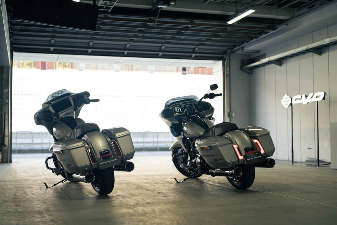 Harley-Davidson Japanさんのインスタグラム写真 - (Harley-Davidson JapanInstagram)「【CVO ストリートグライド】【CVOロードグライド】最大排気量1977ccを誇るパワートレイン新型Milwaukee-Eight VVT 121を搭載。H-D CUSTOM VEHICLE OPERATIONSが放つ最高傑作です  https://www.h-d.com/jp/ja/current/reveals/2023/h-d-cvo-launch.html  #ハーレーダビッドソン #HarleyDavidson #UnitedWeRide #CVOStreetGlide #CVORoadGlide #CVOストリートグライド #CVOロードグライド」9月8日 17時00分 - harleydavidsonjapan