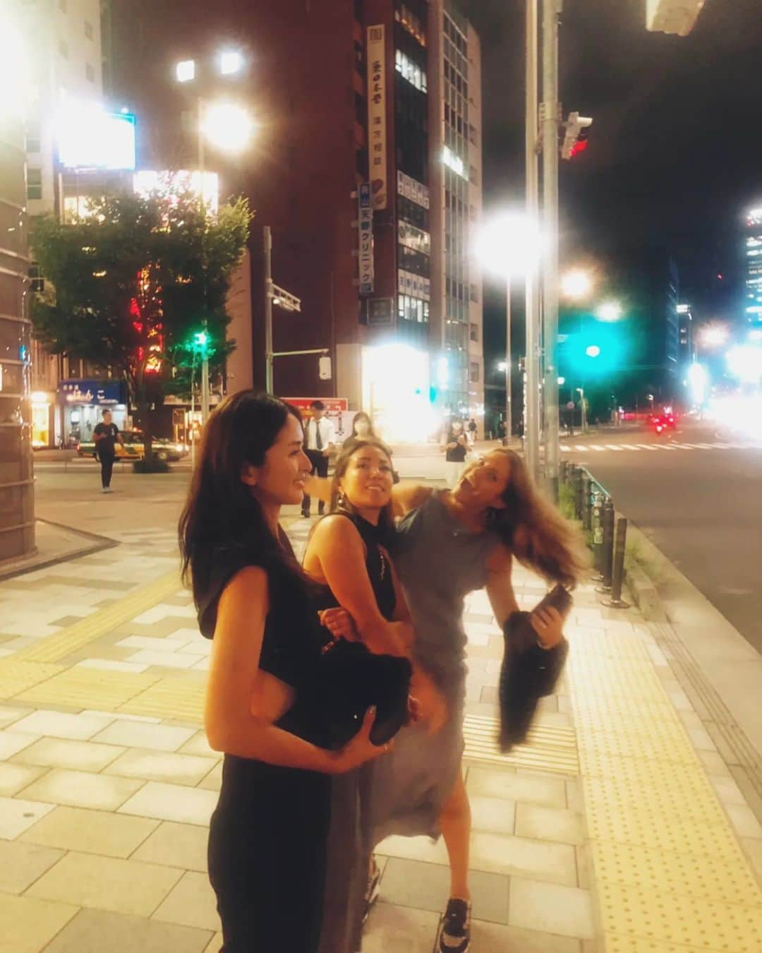 Yoshiko Kris-Webb クリス-ウェブ佳子のインスタグラム：「Pictures are blur but memories are clear. 久しぶりにメイクしたまま寝てしまった夜でした。 📷 @canayoshida」