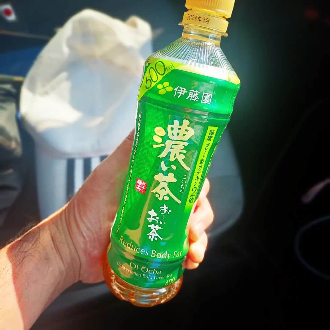 松本隆博のインスタグラム：「。⁡ ⁡僕はいつもこれを飲むのですが、⁡ 実家でこれをテーブルに置いて⁡ ⁡たら、オカンが、⁡、、  「濃いわ～(⚲□⚲)飲まれへんがな、、 ⁡これ、、「濃い」って書いてあるがな」⁡⁡⁡ ⁡⁡⁡「あんた、水で薄めて飲みや‼️⁡⁡」 ⁡ ⁡いやいや、「濃い」お茶が呑みたい⁡ ⁡から飲んでるんやけどな(っ'ヮ'c)⁡⁡ ⁡てか 人のお茶、勝手に呑んどいて⁡ ⁡文句言わんといて。 ⁡⁡ ⁡還暦少年 松本隆博⁡ ⁡」