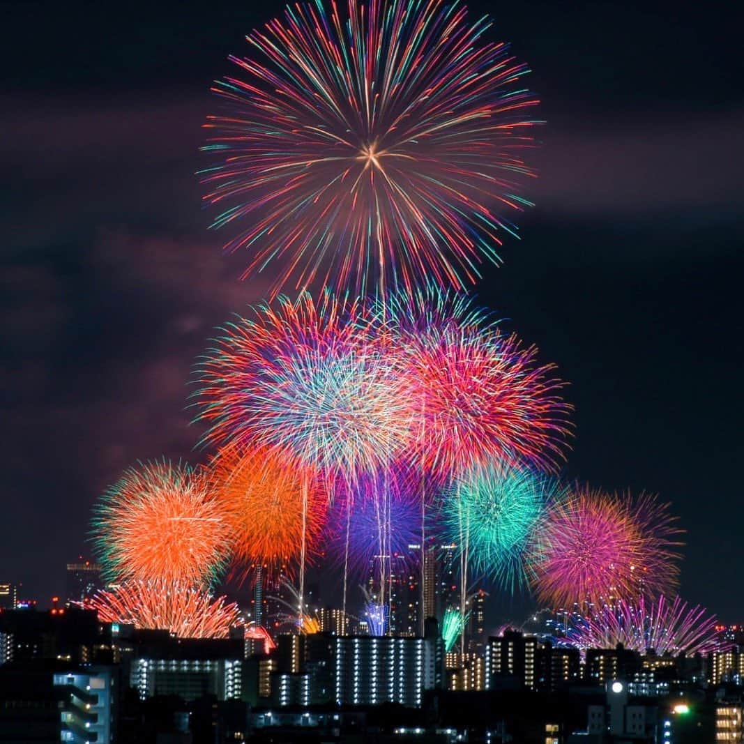 東洋医療専門学校のインスタグラム：「☺︎☺︎☺︎  東洋医療専門学校 フォトコンテスト📸  エントリーナンバー17 ウシメガ さん  遠出はできなかったけど最高の夏でした🐮  #花火 #花火大会 #夏 #fireworks #夏休み #夏の思い出 #夏祭り #summer #夏の風物詩 #夏の終わり #淀川花火大会 #日本の夏 #🎆 #japan #japan-trip #japan-photography   #東洋フォトコンテスト2023  #東洋医療専門学校 #歯科技工士 #救急救命士　#鍼灸師 #柔道整復師 #夏 #フォト #📸 #フォトコンテスト #楽しい学校生活 #東洋のぞき見」