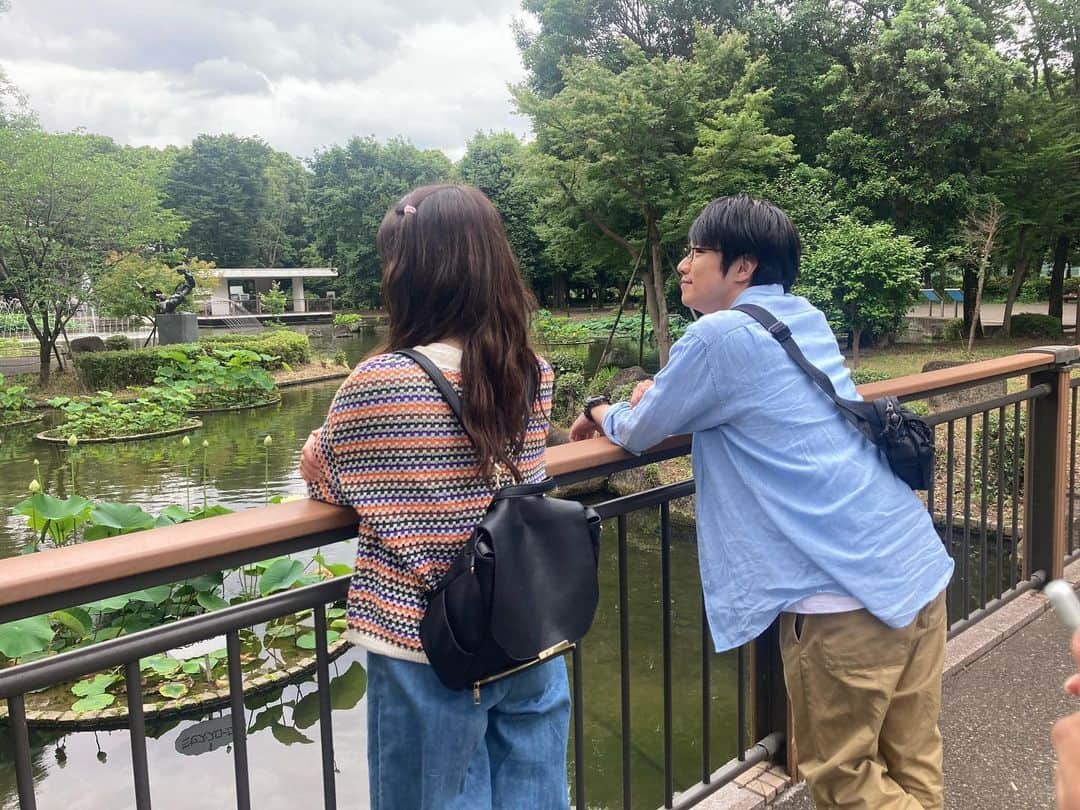 初恋、ざらりのインスタグラム：「#初恋ざらり 🌸🤍オフショット  7話の撮影中 池を見ながらおしゃべりタイム🫧  視線の先には アイドル姿の友ちゃん(#高山璃子) がいます☺️  第10話は今日 深夜24時12分放送🪼  TVerで９話見逃し配信中🫧」