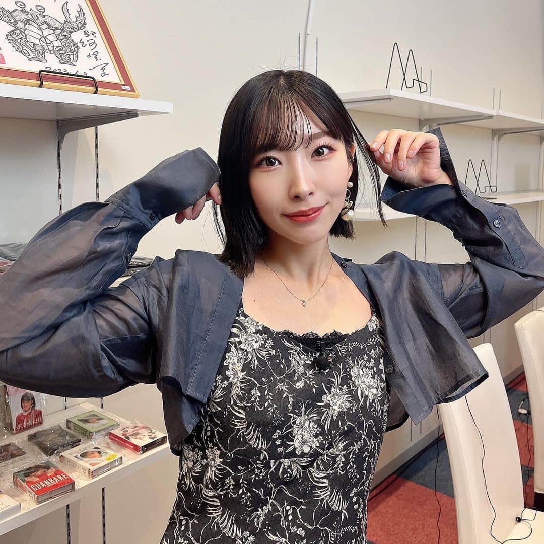 岩佐美咲のインスタグラム：「NEW HAIR🐬🤍　　　　　　　　　　　　　　　 　　　　　　　　　　　　　　　　　　　　　　 #ボブ #ボブアレンジ #切りっぱなしボブ #ヘア #ヘアスタイル #美容室 #ヘアカット #暗髪 #私服 #ファッション #服 #洋服 #コーデ #マーキュリーデュオ #hair #hairstyle #ood #mercuryduo」