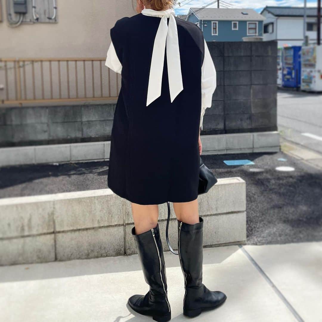 yuu_renonのインスタグラム：「@urs_official  #ボウタイブラウス #ディープvネックワンピース  👚ボウタイ部分は結び方次第でアレンジ出来る♡ 新色にイエローとライトブルーを追加されて コーディネートの幅が広がるカラーラインナップになってるよ♡ ハイネックできちんと感もあって 綺麗目コーデにも♡  👗シンプルな深めのVネックがポイント♡ 程よく厚みがあり、シルエットを拾いにくい生地感♡ 冬はニットを合わせても♡  #urs #ユアーズ #urs_styling #urs_official #タイアップ #大人コーデ  @urs_official」
