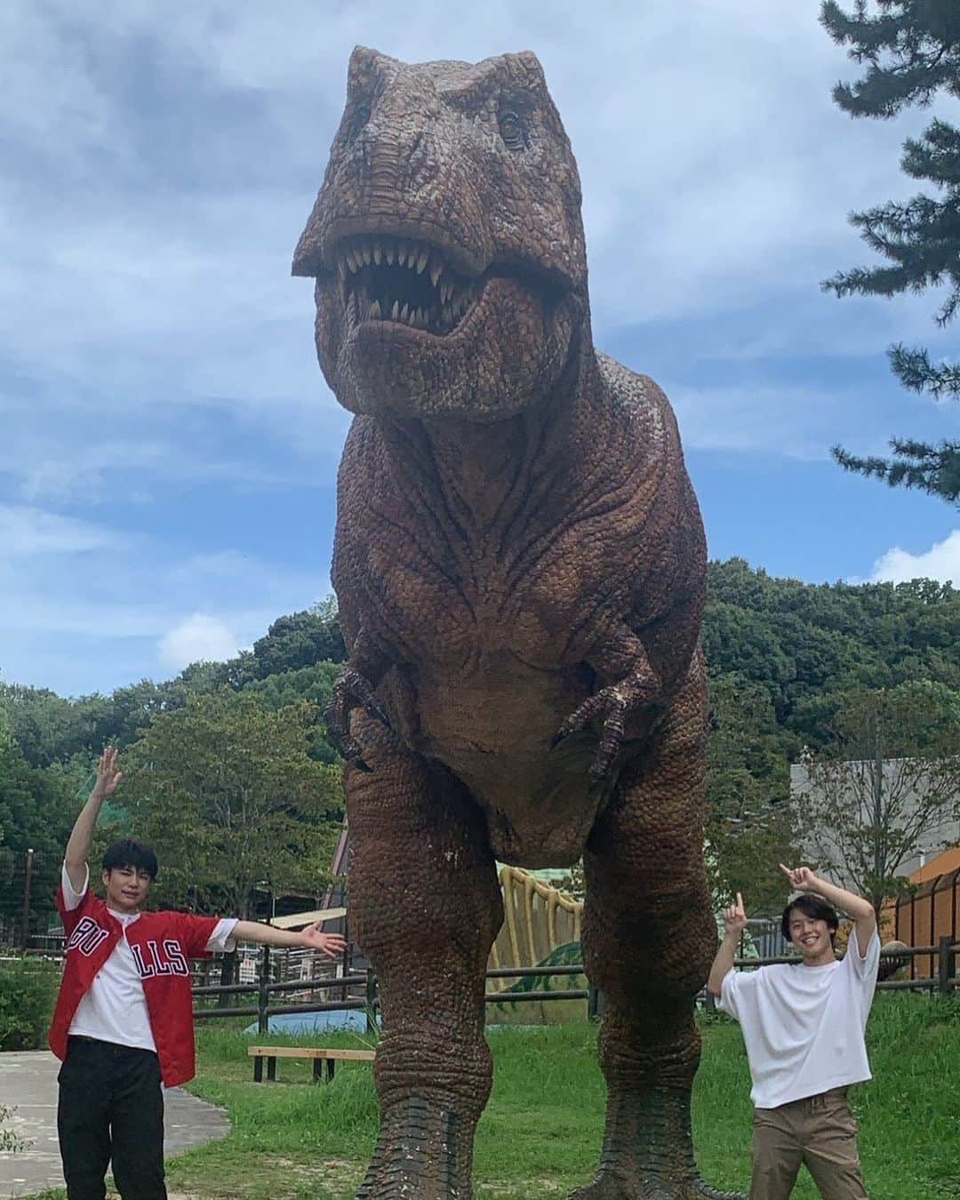 東洋医療専門学校のインスタグラム：「☺︎☺︎☺︎ 東洋医療専門学校 フォトコンテスト📸  エントリーナンバー24 ティラノ さん  #岡崎市 #恐竜 #夏休みの思い出   #東洋フォトコンテスト2023  #東洋医療専門学校 #歯科技工士 #救急救命士　#鍼灸師 #柔道整復師 #夏 #フォト #📸 #フォトコンテスト #楽しい学校生活 #東洋のぞき見」