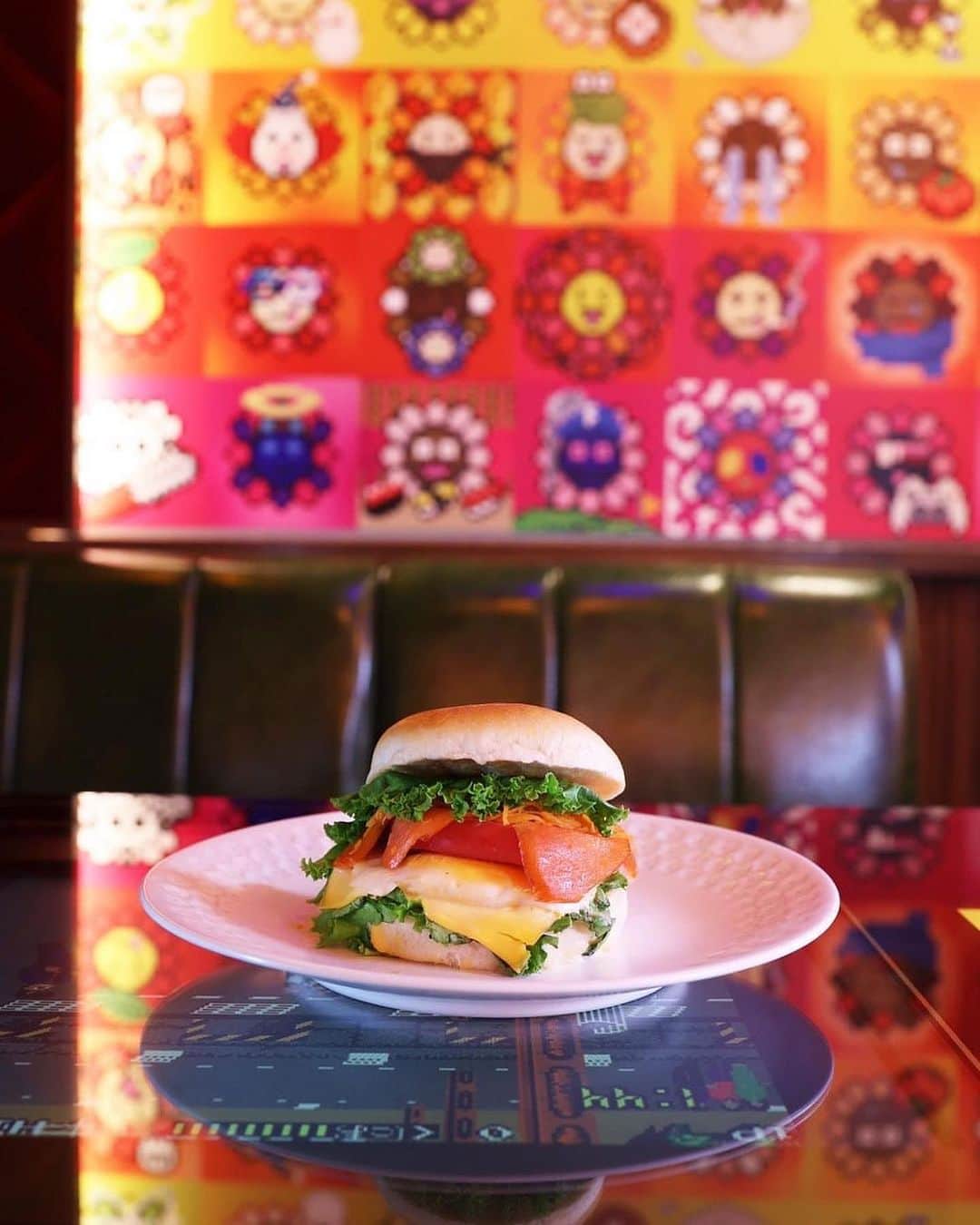 村上隆のインスタグラム：「Enjoy a burger bun sandwich at the @coffee_zingaro please!」