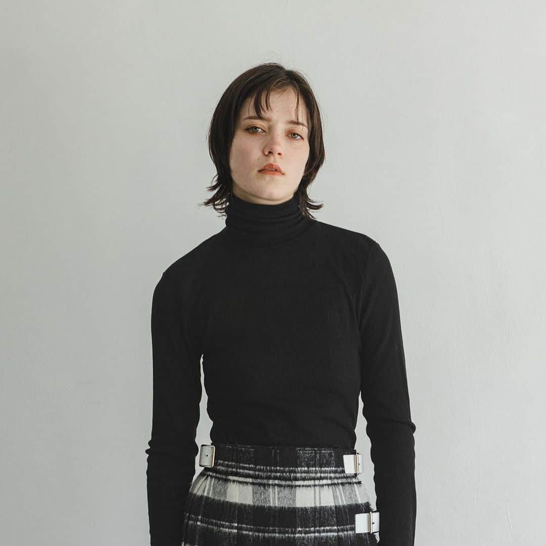 ENCHAINEMENT/mignonさんのインスタグラム写真 - (ENCHAINEMENT/mignonInstagram)「.   "Cashmere Blend Turtle Neck" ブラック / オフホワイト / サックス  カシミア混のテレコ素材を使用したベーシックなタートルです。テンセルが９０％は入ってるので程良い落ち感と光沢があり、カシミアが入っているので程良く暖かいです。 インナーとして大変活躍する事間違いなし。  #enchainement #アンシェヌマン #アトレ恵比寿 #新丸の内ビル #パセーラ広島 #淀屋橋odona #なんばパークス #アミュプラザ博多」9月8日 17時14分 - enchainement_official