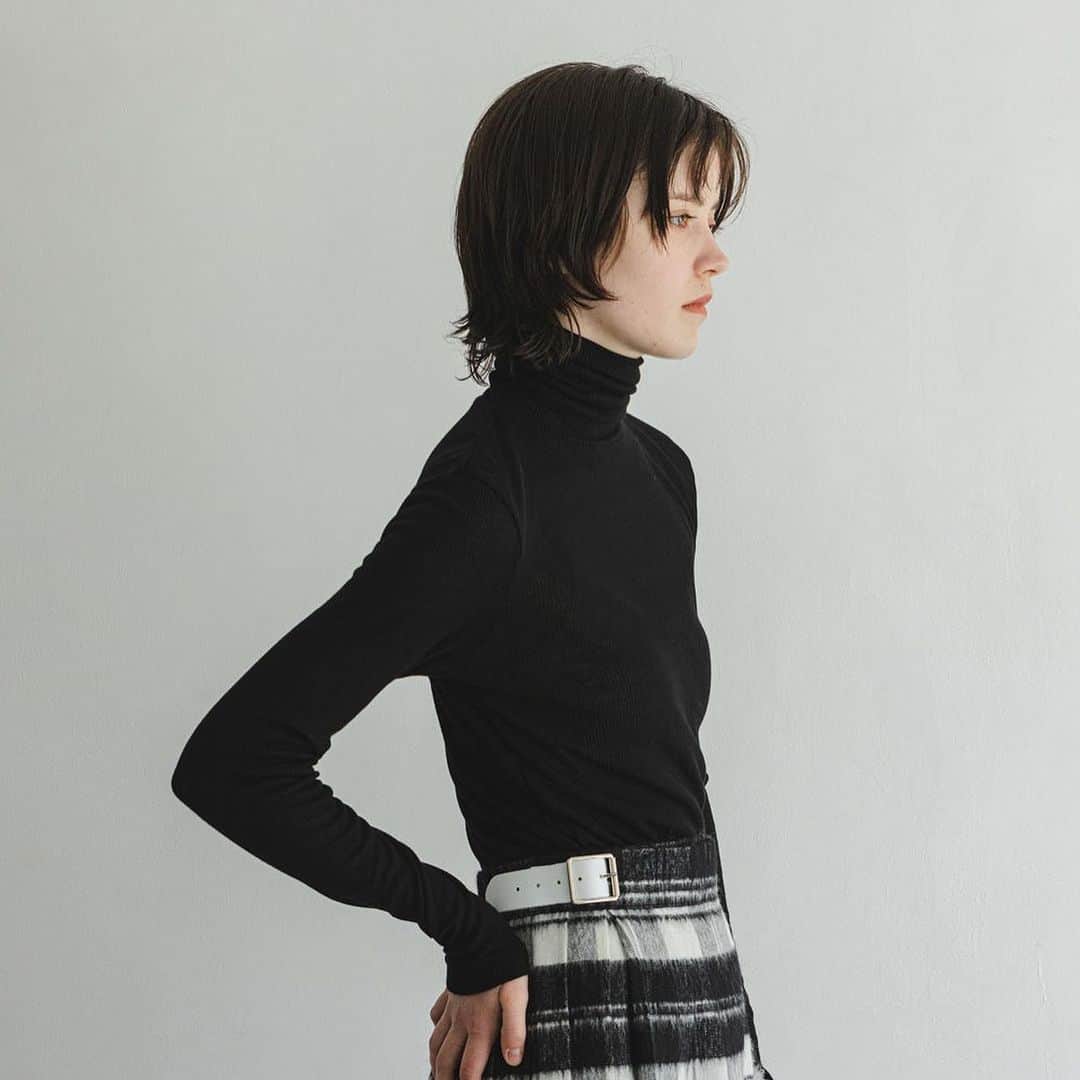 ENCHAINEMENT/mignonさんのインスタグラム写真 - (ENCHAINEMENT/mignonInstagram)「.   "Cashmere Blend Turtle Neck" ブラック / オフホワイト / サックス  カシミア混のテレコ素材を使用したベーシックなタートルです。テンセルが９０％は入ってるので程良い落ち感と光沢があり、カシミアが入っているので程良く暖かいです。 インナーとして大変活躍する事間違いなし。  #enchainement #アンシェヌマン #アトレ恵比寿 #新丸の内ビル #パセーラ広島 #淀屋橋odona #なんばパークス #アミュプラザ博多」9月8日 17時14分 - enchainement_official