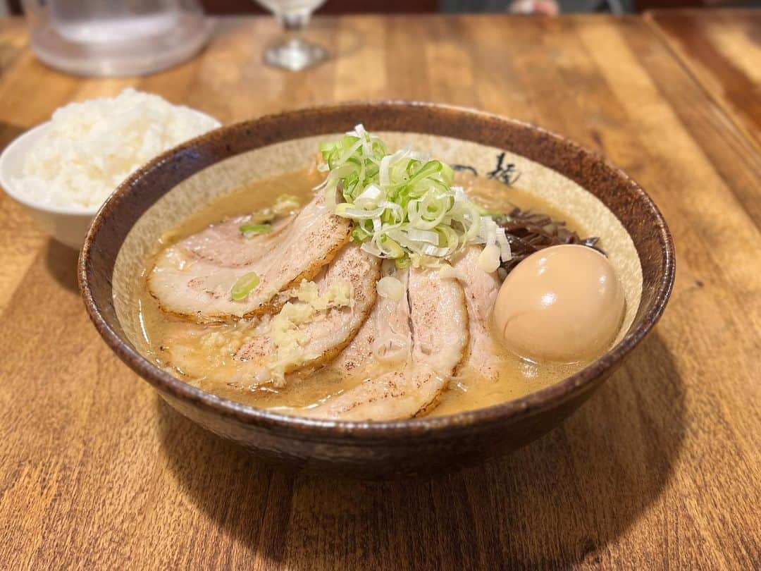 SUSURUのインスタグラム：「富山随一の味噌ラーメン店。 店主さんは『すみれ』出身です。 めっちゃウメエ！ #susuru_tv #麺屋つくし #富山市 #富山 #味噌ラーメン #超うまい  #ラーメン #らーめん #ramen #ラーメン部 #ramennoodles #毎日ラーメン生活 #麺スタグラム #japaneseramen #japanramen #foodstagram #foodie #noodles #instanoodle #instaramen #instafood #富山ラーメン #みそらーめん #すみれ #純すみ系」