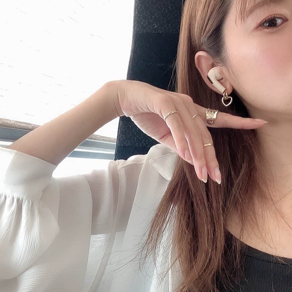 長谷川ゆうさんのインスタグラム写真 - (長谷川ゆうInstagram)「可愛いワイヤレスイヤホン Sudio E2(@sudio )  映像見ながらの移動が多いので 遠征の必需品です♡  とにかく充電が長持ちなので嬉しい！ カバンに入れたままで充電忘れてても数日は余裕なので助かってます。笑  クーポンコード「haseyuu08」で Sudio公式サイトで全商品を15%オフで購入できます♪ (2023.10.31まで)  今だけ期間限定で、 E2またはN2 Pro本体を購入の方にイヤホンケースがプレゼント！ マットなホワイトなので汚れが心配でしたが このケースのおかげで持ち歩いてもキレーなまま使えてます  #sudio #designingsound  #ワイヤレスイヤホン #pr #🎵」9月8日 17時25分 - haseyuu08