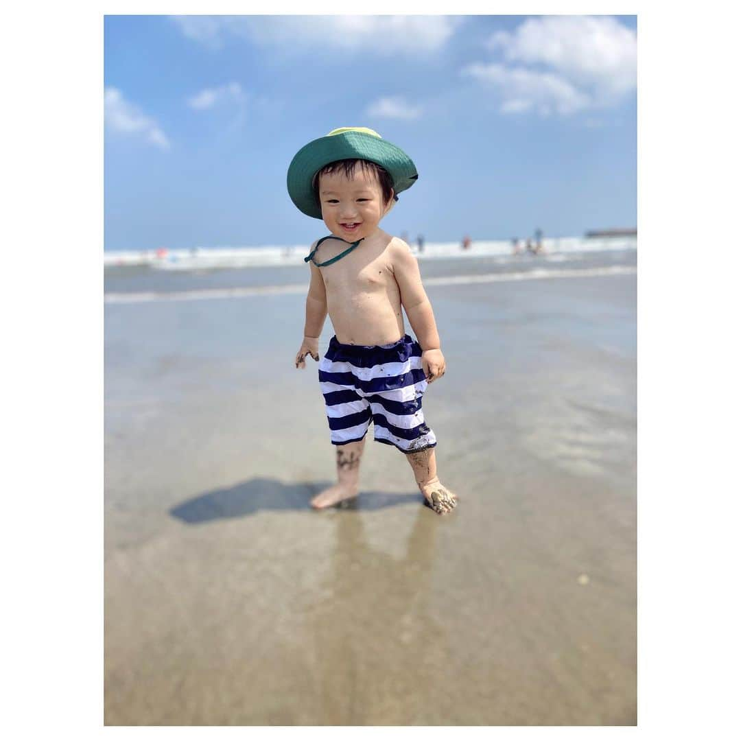 キタキマユのインスタグラム：「ずっとアップできてなかった、息子くんの夏の思い出✨🌻⛱️🌞🌈✨（はじめての海・篇）  はじめて入る海でしたが、息子くんは怖がることもなく、 むしろぐんぐんと好奇心いっぱいに進んでおりました🌸✨（笑）  砂の感触。 波の満ちたり引いたりに足を取られる感覚。 はじめてツンツンする貝殻。 波の音。 夏雲の広がる空。 海で遊ぶいろんな人達。  どこまでも広がる、大きな大きな海の存在の全てを、 全身で味わいながら、夢中になって楽しんでいました🥰💖  故郷の海に一緒に入れて、ほんとうに嬉しかった🫶💕  また来年も、ぜったい遊びに来ようね🌈💗💗💗  #夏の思い出  #海デビュー 🏖️ #息子くんニコニコ 💖 #アドレナリン全開  #夢中で遊んだ 🏖️✨ #楽しかったね 🥰 #また来ようね 💕 #夏も終わり 🌻 #はじめての海 🌈✨ #ありがとう 🤲💖 #thankyoufor  #wonderfulmemories  #summertime  #specialtimes  #enjoyed  #kitakimayu #キタキマユ」