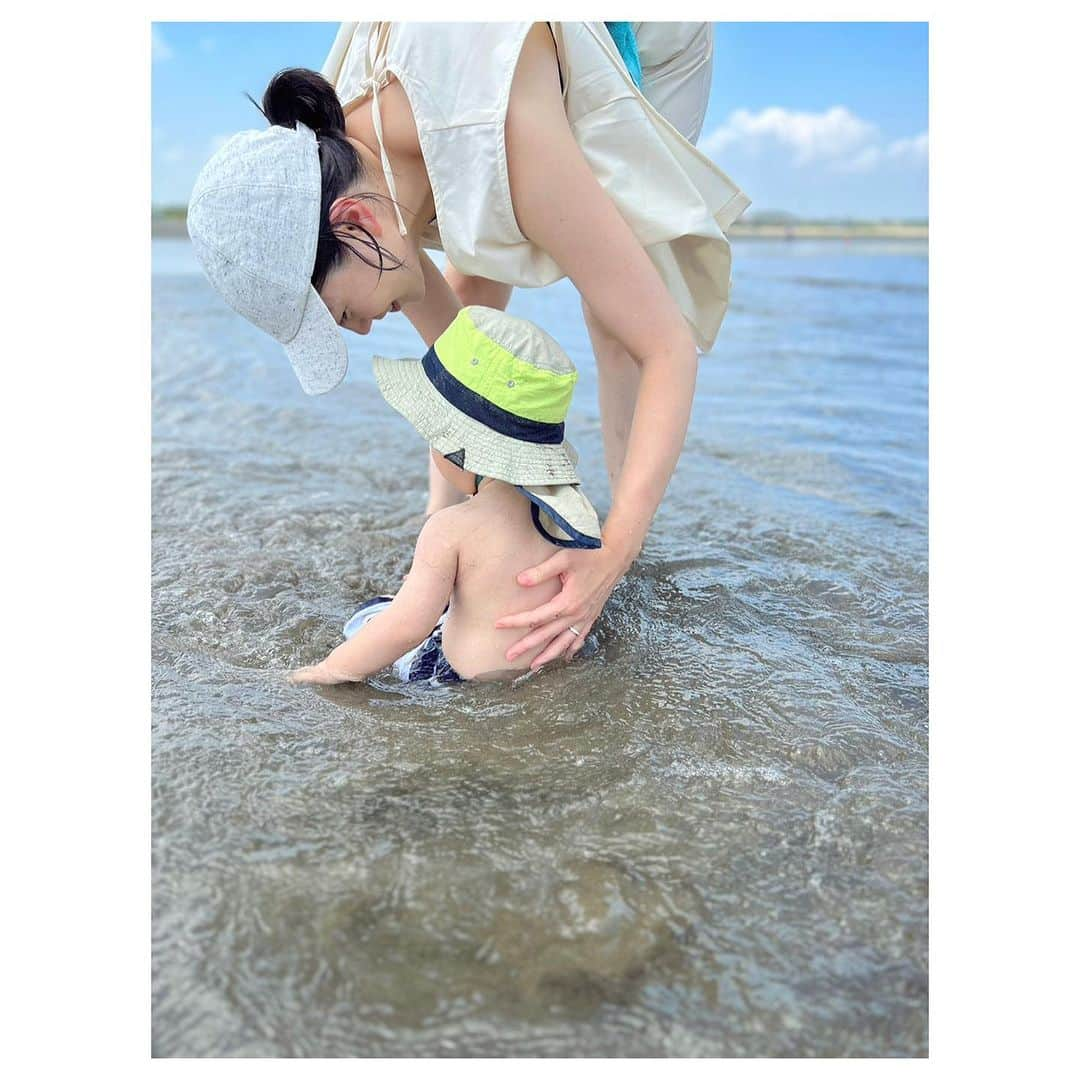 キタキマユさんのインスタグラム写真 - (キタキマユInstagram)「ずっとアップできてなかった、息子くんの夏の思い出✨🌻⛱️🌞🌈✨（はじめての海・篇）  はじめて入る海でしたが、息子くんは怖がることもなく、 むしろぐんぐんと好奇心いっぱいに進んでおりました🌸✨（笑）  砂の感触。 波の満ちたり引いたりに足を取られる感覚。 はじめてツンツンする貝殻。 波の音。 夏雲の広がる空。 海で遊ぶいろんな人達。  どこまでも広がる、大きな大きな海の存在の全てを、 全身で味わいながら、夢中になって楽しんでいました🥰💖  故郷の海に一緒に入れて、ほんとうに嬉しかった🫶💕  また来年も、ぜったい遊びに来ようね🌈💗💗💗  #夏の思い出  #海デビュー 🏖️ #息子くんニコニコ 💖 #アドレナリン全開  #夢中で遊んだ 🏖️✨ #楽しかったね 🥰 #また来ようね 💕 #夏も終わり 🌻 #はじめての海 🌈✨ #ありがとう 🤲💖 #thankyoufor  #wonderfulmemories  #summertime  #specialtimes  #enjoyed  #kitakimayu #キタキマユ」9月8日 17時17分 - kitakimayu_official