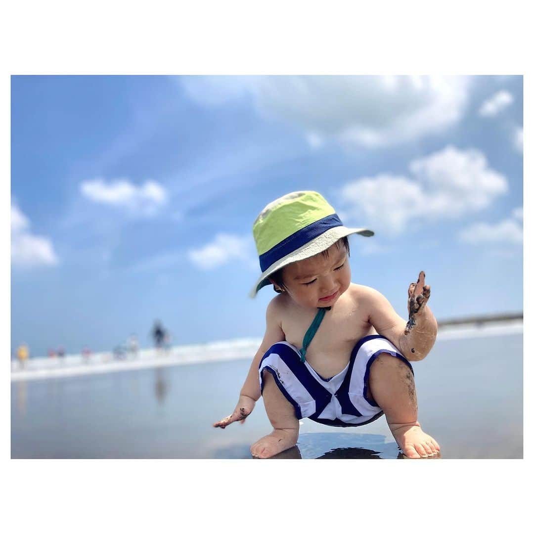 キタキマユさんのインスタグラム写真 - (キタキマユInstagram)「ずっとアップできてなかった、息子くんの夏の思い出✨🌻⛱️🌞🌈✨（はじめての海・篇）  はじめて入る海でしたが、息子くんは怖がることもなく、 むしろぐんぐんと好奇心いっぱいに進んでおりました🌸✨（笑）  砂の感触。 波の満ちたり引いたりに足を取られる感覚。 はじめてツンツンする貝殻。 波の音。 夏雲の広がる空。 海で遊ぶいろんな人達。  どこまでも広がる、大きな大きな海の存在の全てを、 全身で味わいながら、夢中になって楽しんでいました🥰💖  故郷の海に一緒に入れて、ほんとうに嬉しかった🫶💕  また来年も、ぜったい遊びに来ようね🌈💗💗💗  #夏の思い出  #海デビュー 🏖️ #息子くんニコニコ 💖 #アドレナリン全開  #夢中で遊んだ 🏖️✨ #楽しかったね 🥰 #また来ようね 💕 #夏も終わり 🌻 #はじめての海 🌈✨ #ありがとう 🤲💖 #thankyoufor  #wonderfulmemories  #summertime  #specialtimes  #enjoyed  #kitakimayu #キタキマユ」9月8日 17時17分 - kitakimayu_official