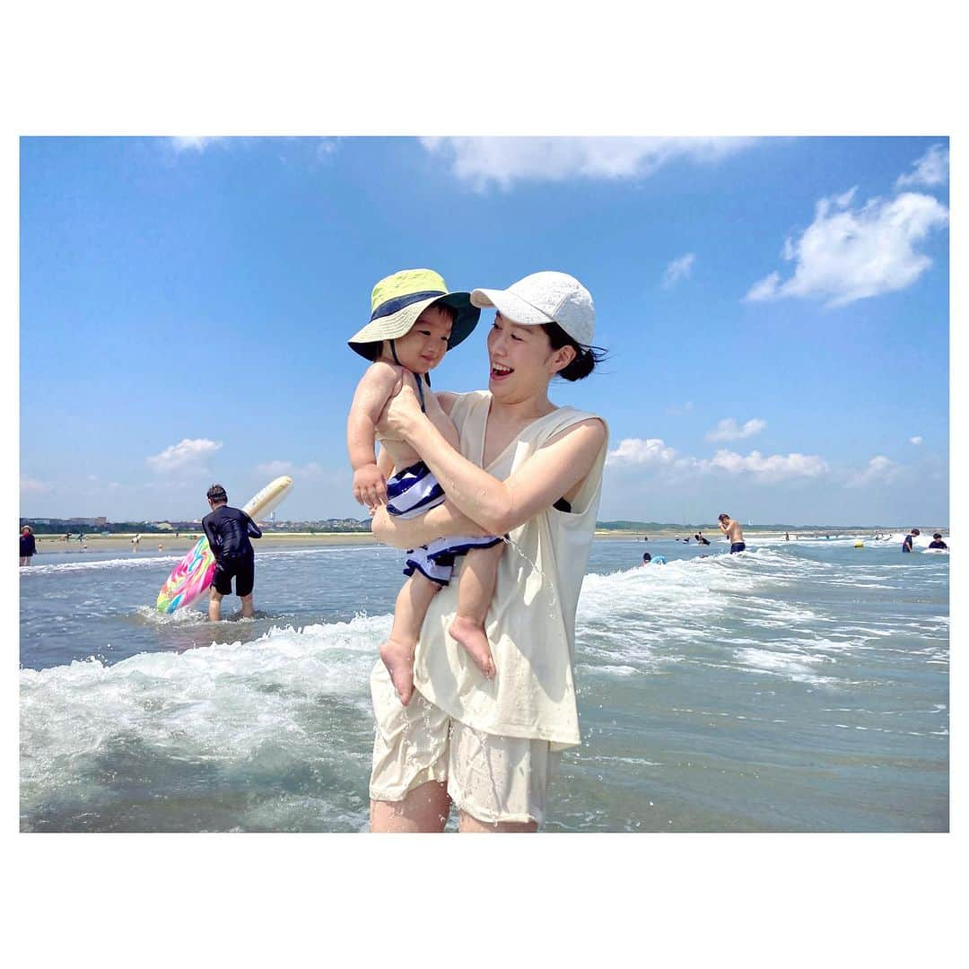 キタキマユさんのインスタグラム写真 - (キタキマユInstagram)「ずっとアップできてなかった、息子くんの夏の思い出✨🌻⛱️🌞🌈✨（はじめての海・篇）  はじめて入る海でしたが、息子くんは怖がることもなく、 むしろぐんぐんと好奇心いっぱいに進んでおりました🌸✨（笑）  砂の感触。 波の満ちたり引いたりに足を取られる感覚。 はじめてツンツンする貝殻。 波の音。 夏雲の広がる空。 海で遊ぶいろんな人達。  どこまでも広がる、大きな大きな海の存在の全てを、 全身で味わいながら、夢中になって楽しんでいました🥰💖  故郷の海に一緒に入れて、ほんとうに嬉しかった🫶💕  また来年も、ぜったい遊びに来ようね🌈💗💗💗  #夏の思い出  #海デビュー 🏖️ #息子くんニコニコ 💖 #アドレナリン全開  #夢中で遊んだ 🏖️✨ #楽しかったね 🥰 #また来ようね 💕 #夏も終わり 🌻 #はじめての海 🌈✨ #ありがとう 🤲💖 #thankyoufor  #wonderfulmemories  #summertime  #specialtimes  #enjoyed  #kitakimayu #キタキマユ」9月8日 17時17分 - kitakimayu_official