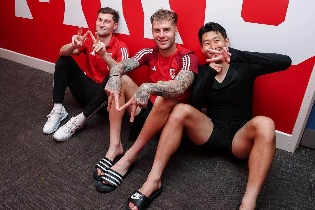 ベン・デイヴィスのインスタグラム：「W M 🏴󠁧󠁢󠁷󠁬󠁳󠁿 🇰🇷  #TogetherStronger」