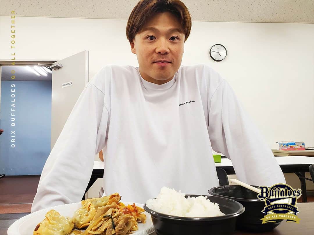 オリックス・バファローズさんのインスタグラム写真 - (オリックス・バファローズInstagram)「#試合は中止ですが #試合前のエネルギー補給 #もぐもぐタイム #宮城大弥 #松井雅人 #安達了一 #西野真弘 #山崎福也 #ZOZOマリンスタジアム #明日からも #全員でがんばろう #Bs2023 #buffaloes #baseball #ORIX #プロ野球」9月8日 17時19分 - orix_buffaloes