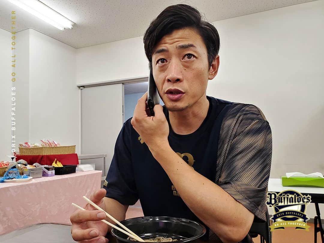 オリックス・バファローズさんのインスタグラム写真 - (オリックス・バファローズInstagram)「#試合は中止ですが #試合前のエネルギー補給 #もぐもぐタイム #宮城大弥 #松井雅人 #安達了一 #西野真弘 #山崎福也 #ZOZOマリンスタジアム #明日からも #全員でがんばろう #Bs2023 #buffaloes #baseball #ORIX #プロ野球」9月8日 17時19分 - orix_buffaloes