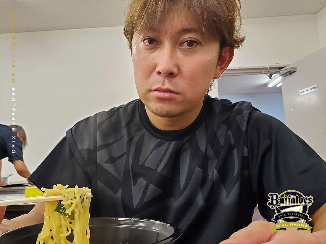 オリックス・バファローズさんのインスタグラム写真 - (オリックス・バファローズInstagram)「#試合は中止ですが #試合前のエネルギー補給 #もぐもぐタイム #宮城大弥 #松井雅人 #安達了一 #西野真弘 #山崎福也 #ZOZOマリンスタジアム #明日からも #全員でがんばろう #Bs2023 #buffaloes #baseball #ORIX #プロ野球」9月8日 17時19分 - orix_buffaloes