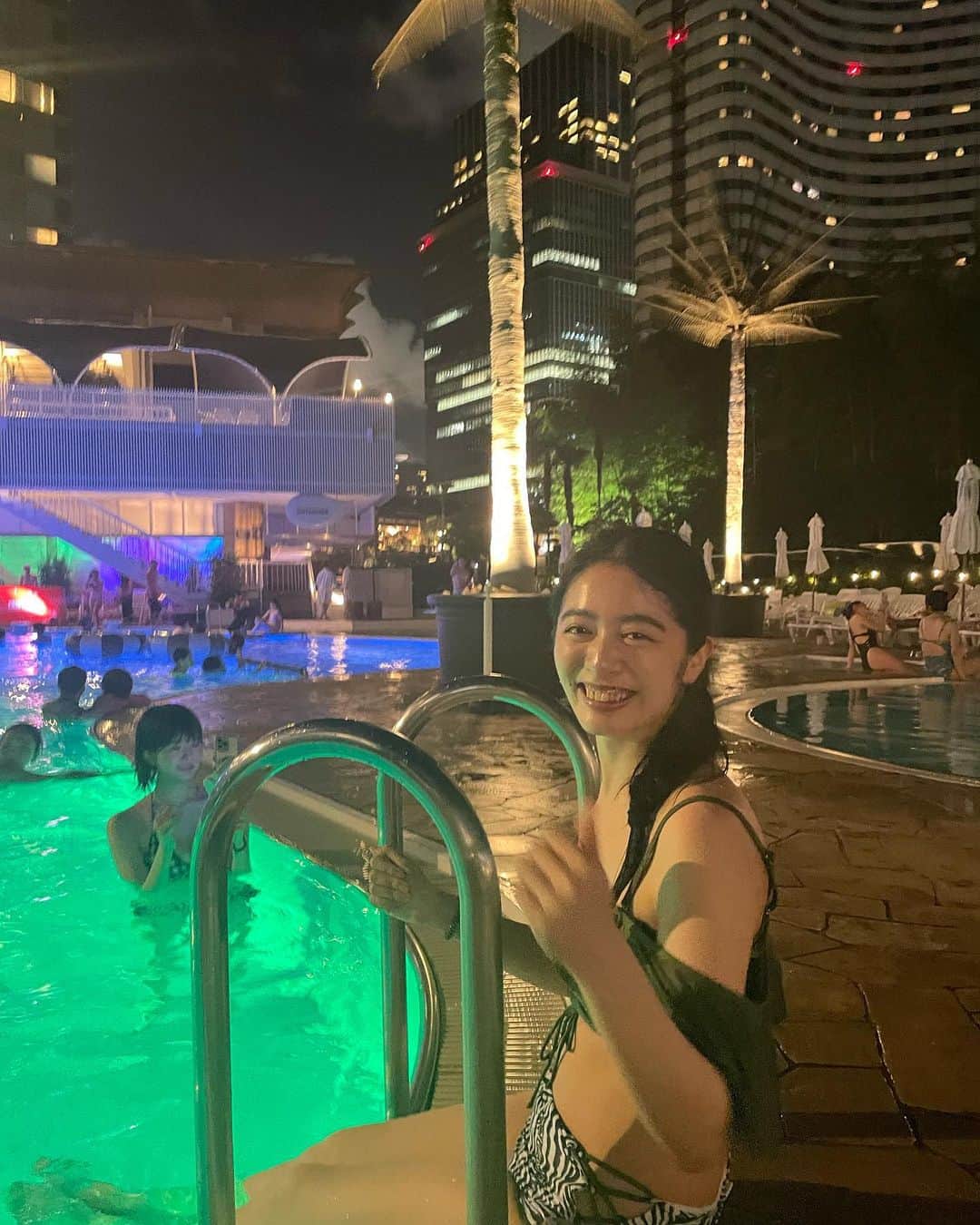のインスタグラム：「まだ夏は終わらないｿﾞ！！🌞🌴🌺✨ 台風すごいけどみんなのとこは大丈夫かな🧐🧐 #fyp #japanesegirl  #talent #model  #modelshoot  #actor #actorlife  #nightpool #tokyo」