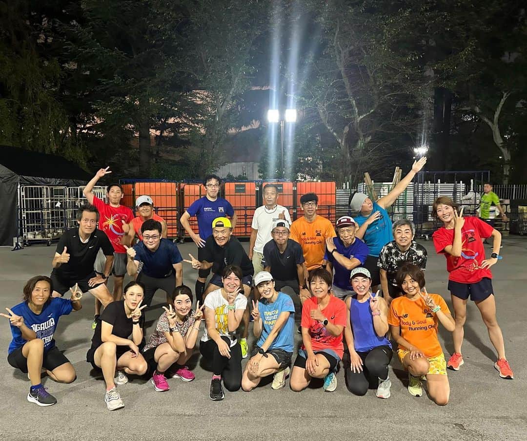 西谷綾子のインスタグラム：「🏃‍♀️🌇 昨夜のBaSRC(バスラック) ご参加ありがとうございました🥰🫶  ポジティブな言葉が飛び交い いい雰囲気で楽しくトレーニング🥹 みんなカッコ良かった〜！  今シーズンの目標！皆さんにお伝えしました🫣 私も頑張る〜🩷  それぞれの思い描いている走りができますように💫 怪我には気をつけよう！！  次回は9/16(土)16時〜 平日の夜厳しい方はこの機会にぜひ🥰 昨夜は初参加の方が4名！16日も初めての方が🫶 新たな出逢いに感謝🤝✨ 10月は5(木)と26(木)🍁  #BaSRCの前にジョグ7km #夕陽が美しかった🌅」