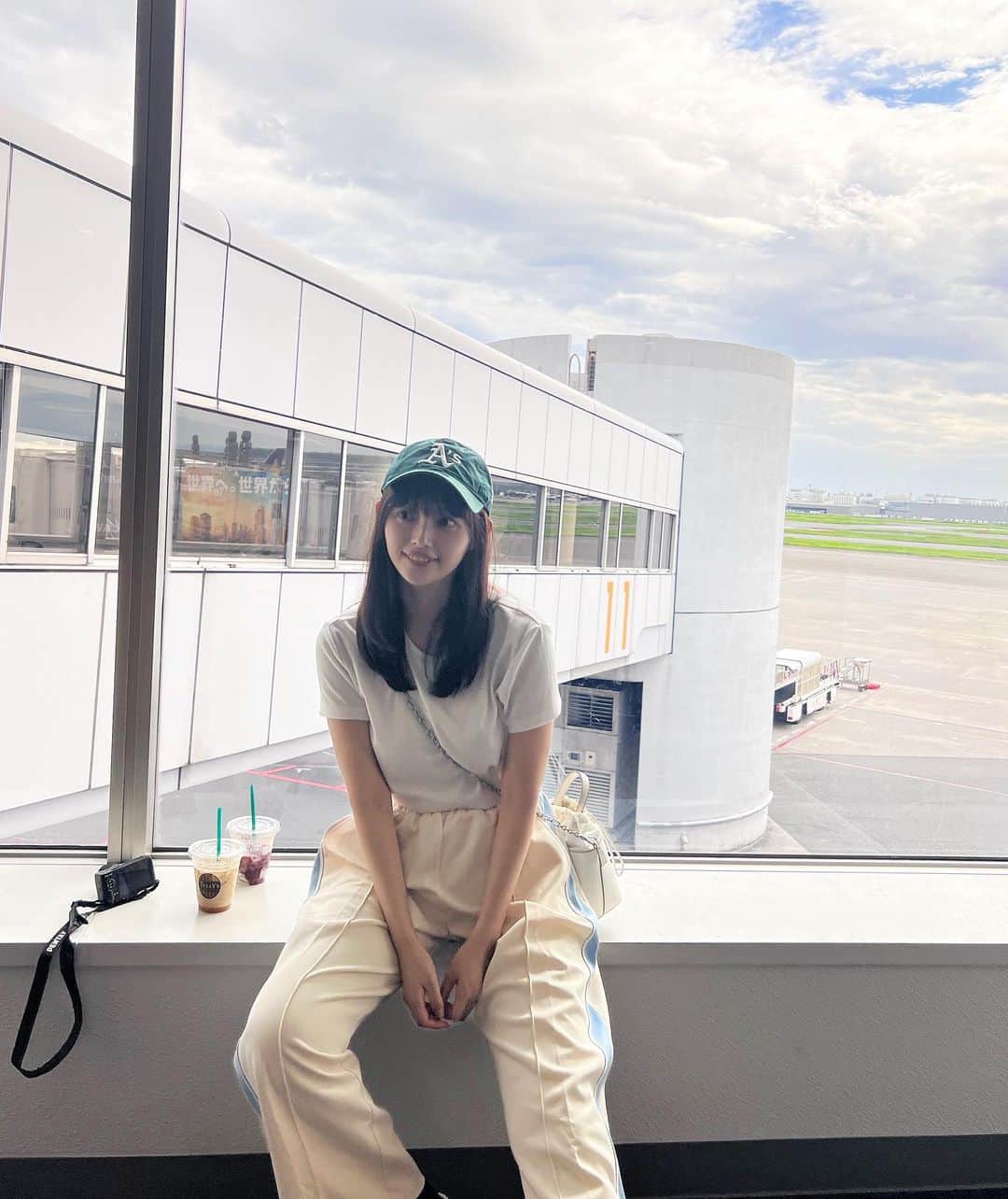 森日菜美さんのインスタグラム写真 - (森日菜美Instagram)「とっても楽しい旅してきたよ、 解禁までお楽しみにだよ〜 ハニーミルクラテうんみゃい☁️✈️ #ただいま」9月8日 17時33分 - hinami_mori