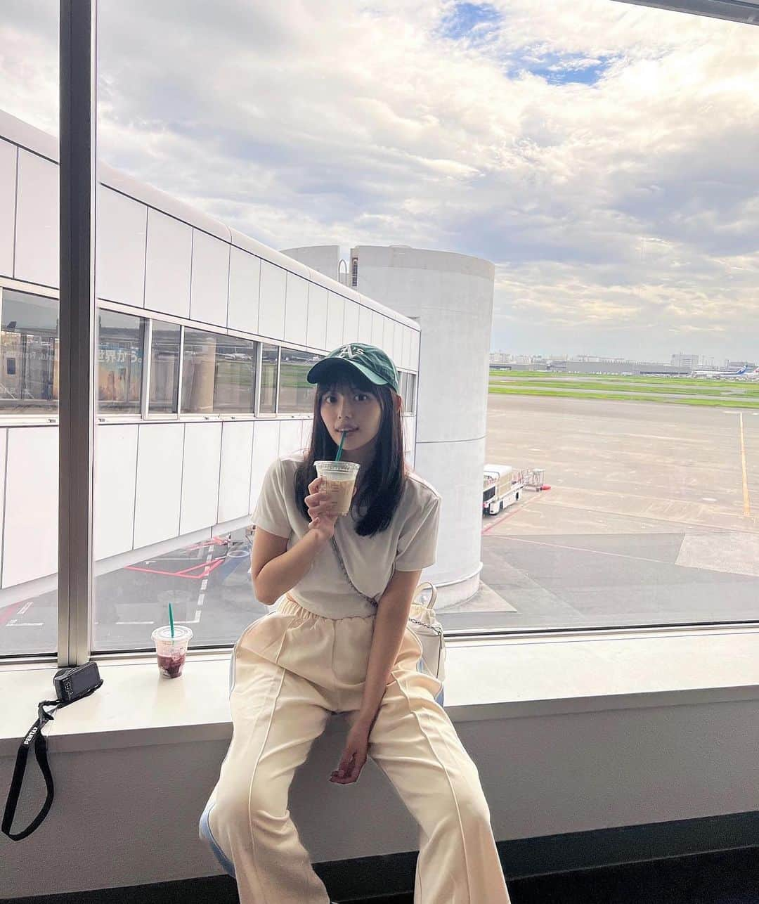 森日菜美のインスタグラム：「とっても楽しい旅してきたよ、 解禁までお楽しみにだよ〜 ハニーミルクラテうんみゃい☁️✈️ #ただいま」