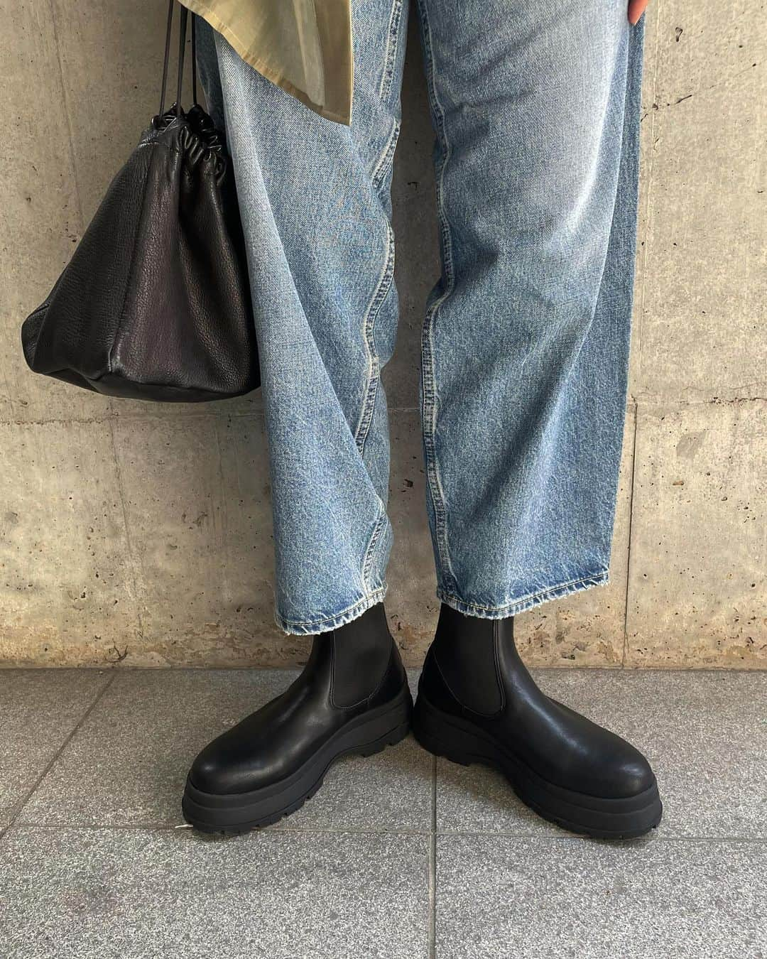 akiのインスタグラム：「秋に向けて新調したside gore bootsは @blackbymoussy_official  去年までも2年履いてたのを新たに購入。 今年は横幅が少し広くなったらしくて、さらに履き心地が良くなってさらに私のbestitemになりました👢💗  @intuition_official のロゴTはシンプルに使いやすい👌サイズ感もゆったりで秋もジャケットの下に着たりしたいなぁ🍂 @midori_ueeda のセンスに🫶  #aki7_ootd #outfit #ootd #instafashion #denim #blackbymoussy  #boots  #intuition」