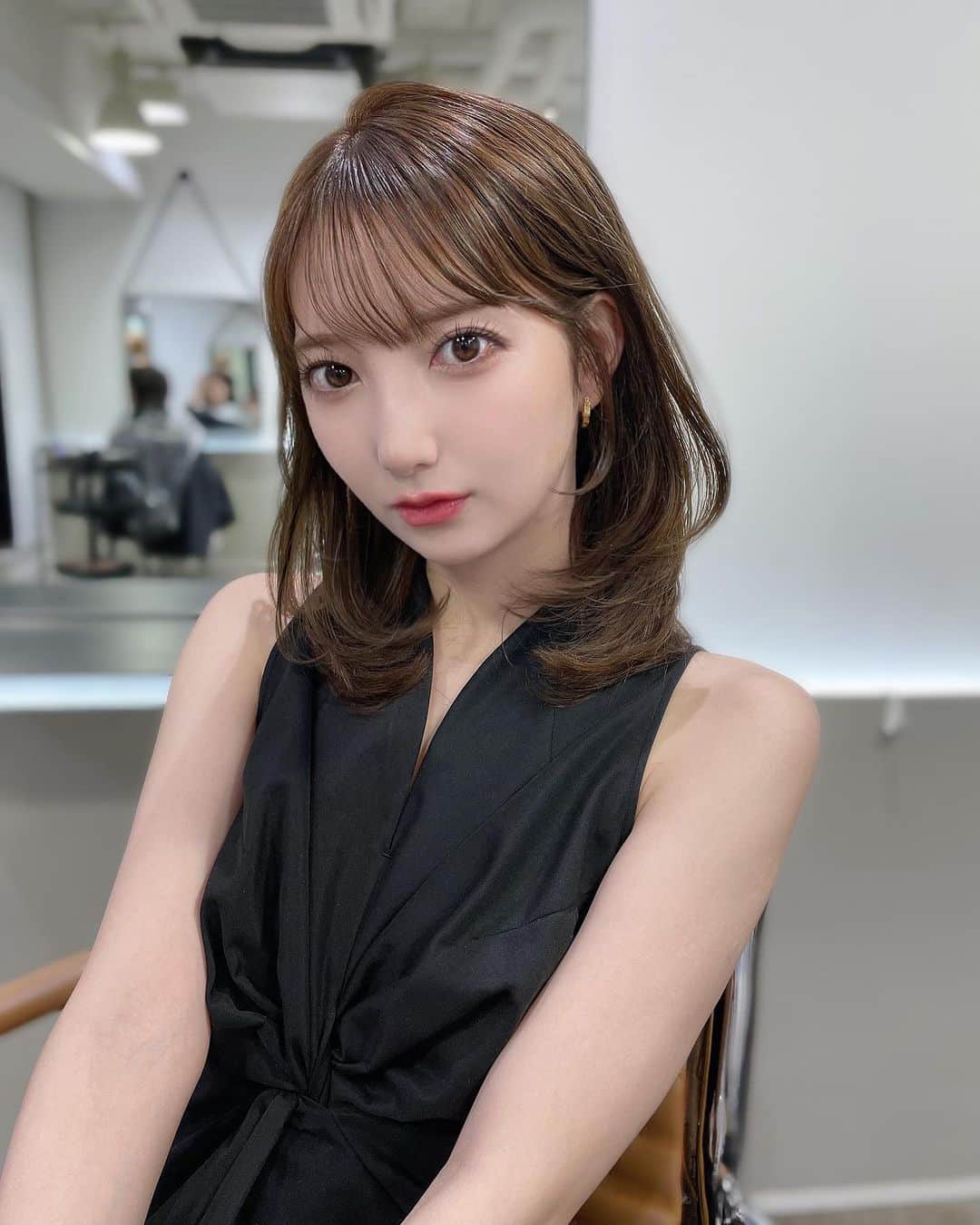 堀みづきのインスタグラム：「レイヤーカットでイメチェン✂︎♡ 気分上がった🥰 @mineyukimorikami   眉毛アートのリタッチしたから 眉毛描いてないのに お化粧が楽で仕方ない😭✨ アートメイク入れてもらった直後から自然で、形も綺麗で 周りの人からも眉毛綺麗と褒められるの🤍 担当は @mchoco317 さん ほんっっとに技術が素晴らしいので迷ってる方いたら 眉毛アートおすすめ✌️✨  毎月通ってる chipieeeで まつげパーマのメンテナンスもしたよ♡ @chipieee_eye_asuka   ネイルは @chipieee_nail_mika  @chipieee_nail_yuka  シンプルだけどちょっぴりニュアンス感がある、そんな感じの 私のどタイプなネイルに仕上げてくれる💅🥺🩷  そして、 @light_beauty_ebisu で ホワイトニングもしていい感じ🦷🌼  そんな最近の私の美容メモでした☺️💛  美容にかけてる時間はやっぱり とっても幸せでたのしい♡  #アートメイク#アートメイク眉 #パリジェンヌ#まつ毛パーマ#ネイル#オーロラネイル#ニュアンスネイル#ホワイトニング#ホワイトニングサロン#セルフホワイトニング#恵比寿#ライトビューティー恵比寿」
