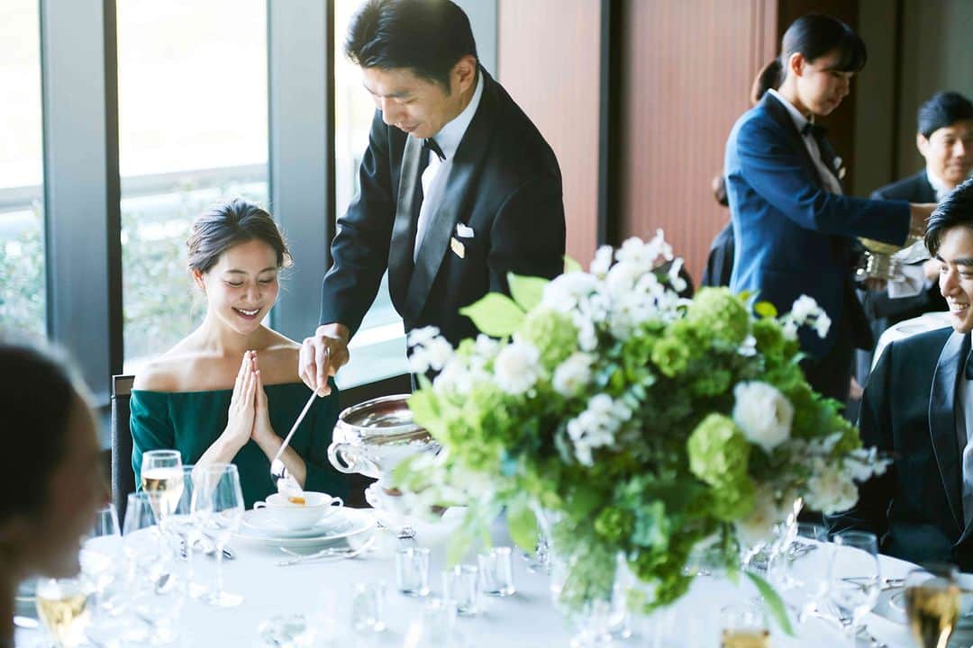 東京會舘本舘ウエディングさんのインスタグラム写真 - (東京會舘本舘ウエディングInstagram)「@tokyokaikan_wedding .——————————. * 世界中のVIPを満足させた 東京會舘が誇るシェフ自慢の料理。  お料理でゲストへのおもてなしを 叶えていただけます。 * ——————————. #東京會舘 #tokyo #関東花嫁 #weddingdress #東京花嫁 #wedding #dress #ウェディングドレス #プレ花嫁 #卒花 #結婚式場 #日本中のプレ花嫁さんと繋がりたい #結婚式準備 #ウェディングレポ #ブライダルフェア #チャペル #結婚式 #パーティ #披露宴 #weddingparty #結婚式場探し #大正ロマン #ウェディング #式場探し #式場見学 #婚礼料理 #フレンチ #結婚式披露宴 #パーティー会場 #おもてなし婚」9月8日 17時30分 - tokyokaikan_wedding