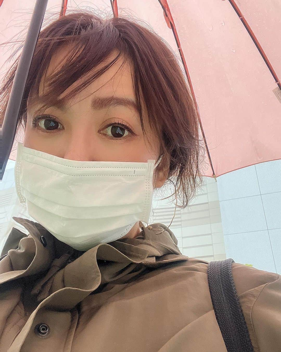 松澤由美のインスタグラム：「Oiiii❤️  Fui ao hospital hoje. Estou bem e feliz. Vou cantar no México e no Equador novamente este mês. Estou ansioso para ver todos vocês.  Hoy he ido al hospital. Estoy bien y feliz. Este mes volveré a cantar en México y Ecuador. Tengo muchas ganas de veros a todos.  I went to the hospital today. I am well and happy. I am going to sing in Mexico and Ecuador again this month. I am looking forward to seeing you all.  今朝も雨の中☂️病院🏥へ行ってきましたぁ （一年に一度の定期検診です。ご心配されないでくださいね、元気です😂♡）  こうして元気で歌えられることに感謝をしつつ。 今週末のライブに向けても 色々イメトレして行きます。  松澤由実27周年ライブも  11月11日に決定しました。 祐天寺Fj’sさんでお昼間の時間帯です。  お時間作ってくださると嬉しいです♡  #yumimatsuzawa #松澤由美 #松澤由実 #聖闘士星矢 #機動戦艦ナデシコ #メンバーシップ #ツイキャス #アニソン #アニソン好きと繋がりたい #ラグナロクマスターズ #松澤由実のアニソンフラッグ #山梨大使 #やまなし大使  #knightsofthezodiac」