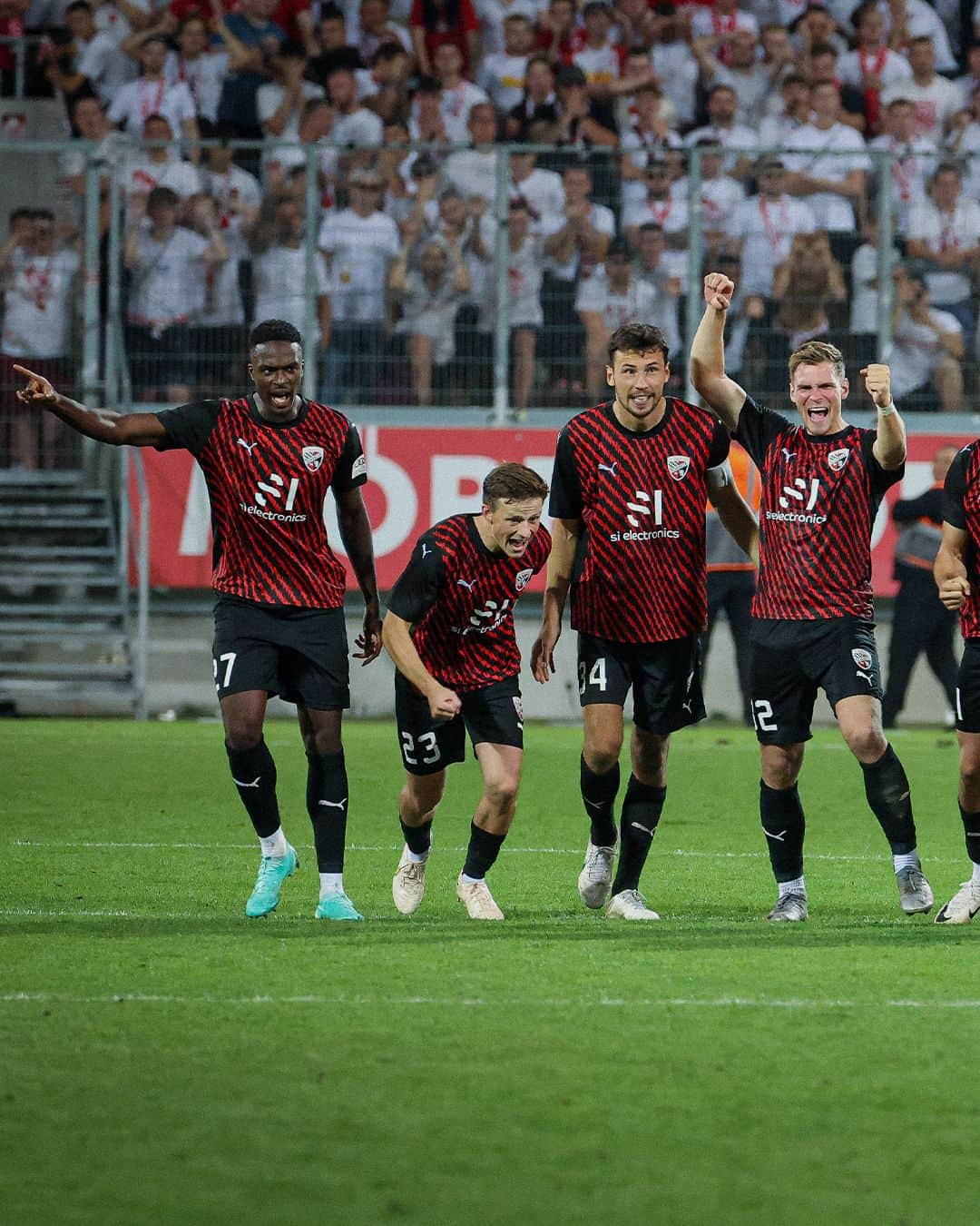 FCインゴルシュタット04のインスタグラム：「Donau-Derby-Emotions! 😍🖤❤ . . #Schanzer #Schanzerfürimmer #Ingolstadt #FCI #FCIngolstadt #soccer #fussball #football #futbol #Liga3 #3Liga #fu3ball #totopokal #pokalspiel #achtelfinale #ssvjahnregensburg #jahn #regensburg #donauderby #fcissv #derbysieger」
