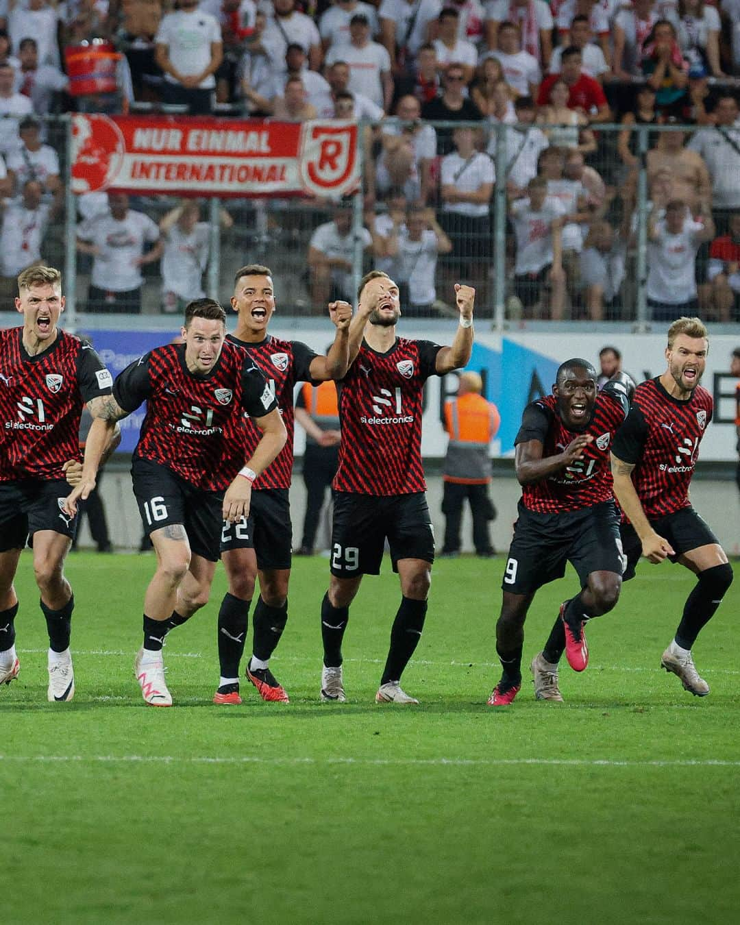 FCインゴルシュタット04さんのインスタグラム写真 - (FCインゴルシュタット04Instagram)「Donau-Derby-Emotions! 😍🖤❤ . . #Schanzer #Schanzerfürimmer #Ingolstadt #FCI #FCIngolstadt #soccer #fussball #football #futbol #Liga3 #3Liga #fu3ball #totopokal #pokalspiel #achtelfinale #ssvjahnregensburg #jahn #regensburg #donauderby #fcissv #derbysieger」9月8日 17時33分 - dieschanzer